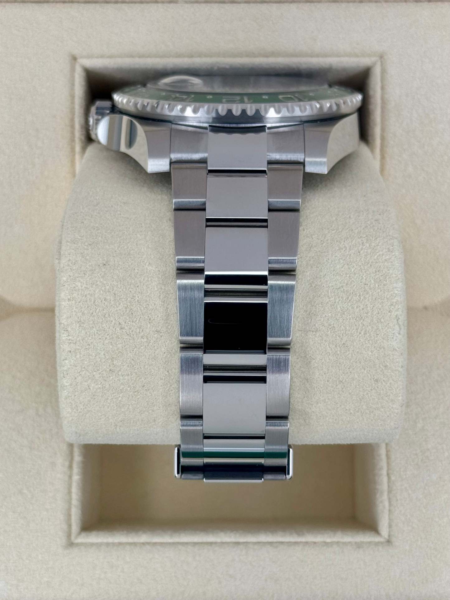 全新 2025 劳力士 GMT-Master II 40mm 126720VTNR 蚝式腕表。