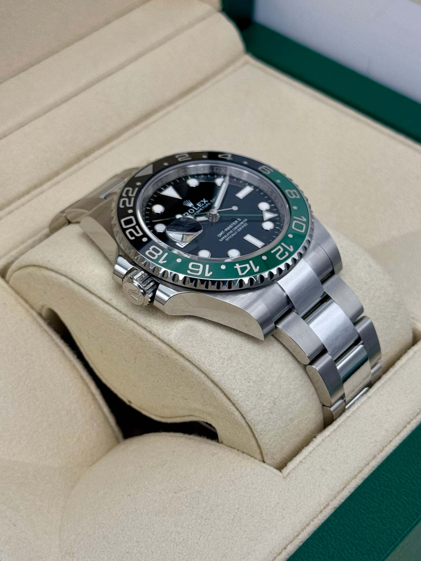 全新 2025 劳力士 GMT-Master II 40mm 126720VTNR 蚝式腕表。