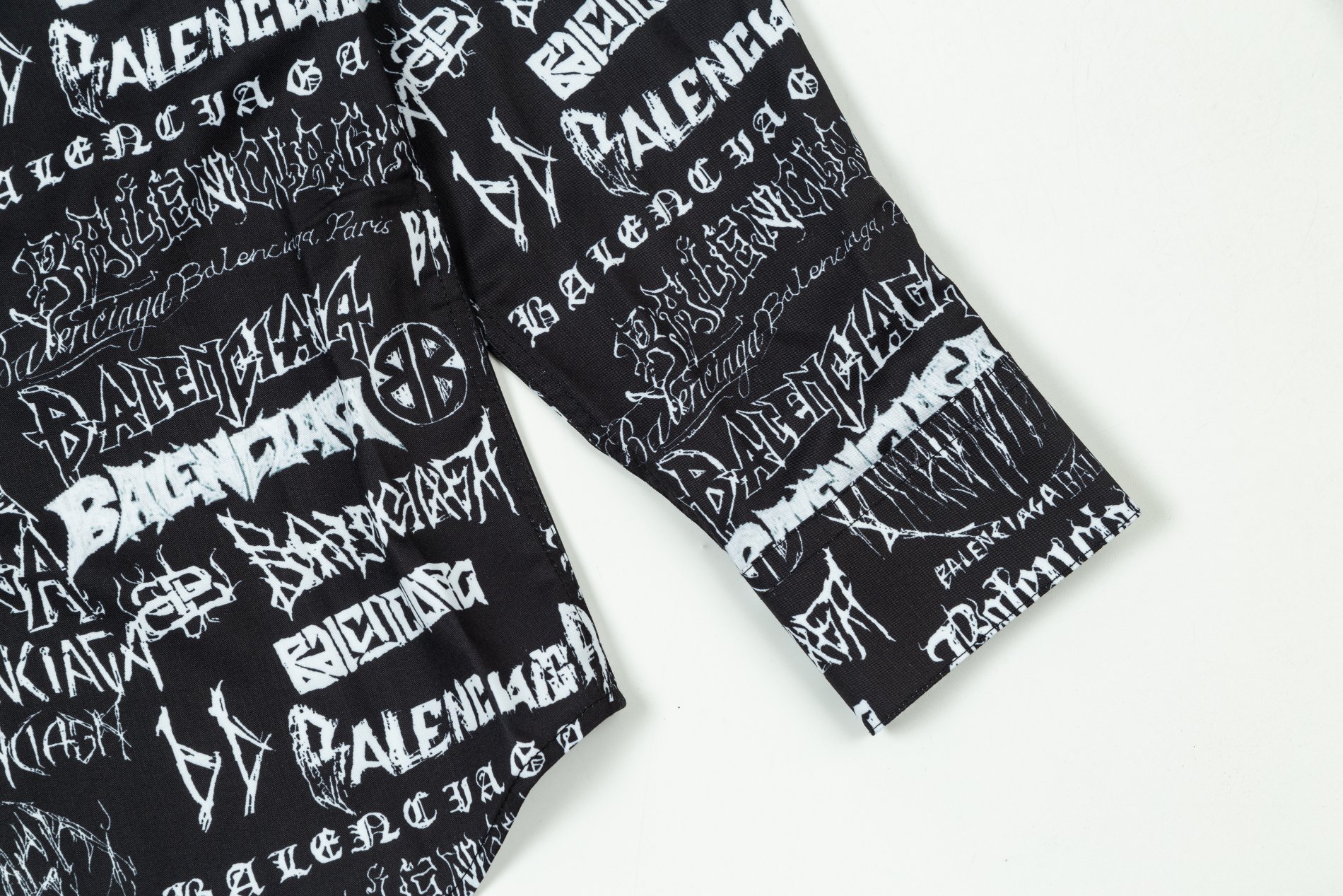【BALENCIAGA公式旗艦店】ドラゴン年限定版の弾幕ロゴ シャツ