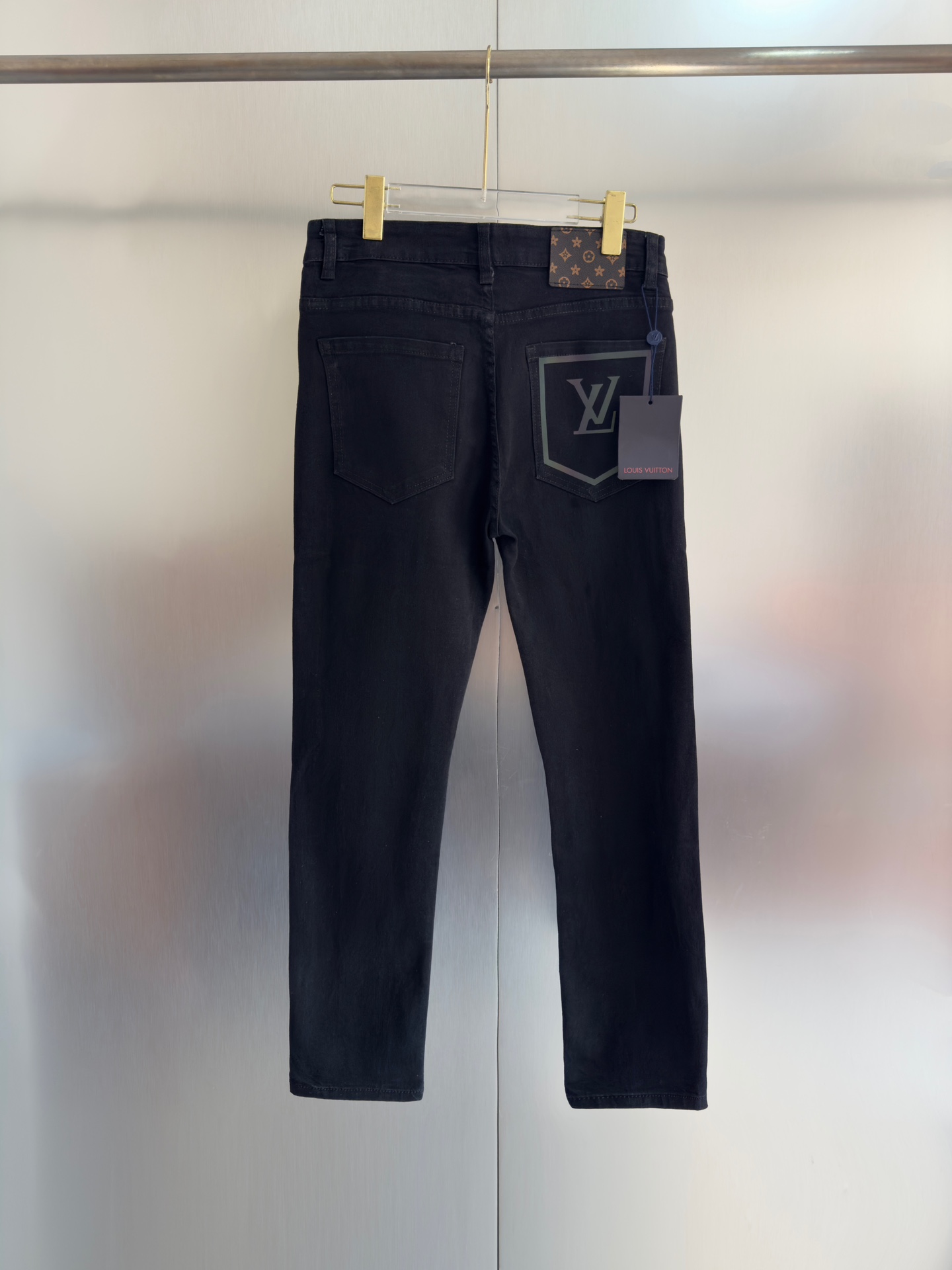 【LOUIS VUITTON 公式旗艦店】ジーパン、ご好評に付き再入荷！