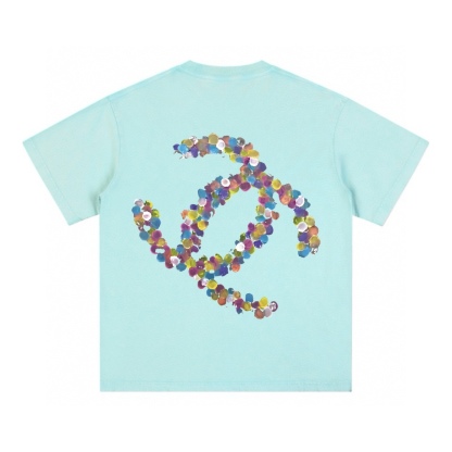 シャネル 2025年春夏コレクション グラフィックロゴ入り半袖Tシャツ。Kangliデジタルホワイトインクダイレクトプリント。