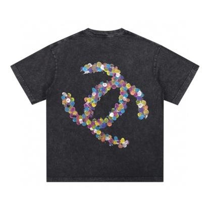 シャネル 2025年春夏コレクション グラフィックロゴ入り半袖Tシャツ。Kangliデジタルホワイトインクダイレクトプリント。