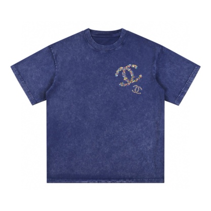 シャネル 2025年春夏コレクション グラフィックロゴ入り半袖Tシャツ。Kangliデジタルホワイトインクダイレクトプリント。