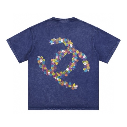 シャネル 2025年春夏コレクション グラフィックロゴ入り半袖Tシャツ。Kangliデジタルホワイトインクダイレクトプリント。