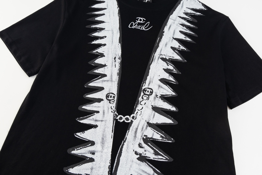 【シャネル】シャネル2024新作手描きグラフィティ半袖Tシャツ、高品質のオリジナル生地を採用、セレブと同じスタイル