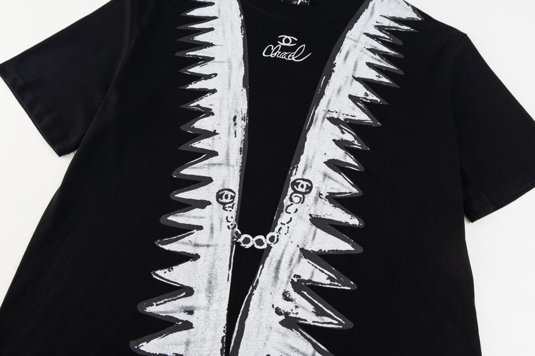 【シャネル】シャネル2024新作手描きグラフィティ半袖Tシャツ、高品質のオリジナル生地を採用、セレブと同じスタイル