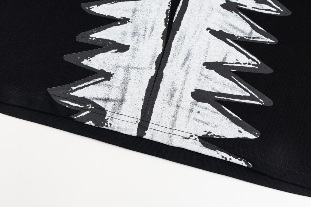 【シャネル】シャネル2024新作手描きグラフィティ半袖Tシャツ、高品質のオリジナル生地を採用、セレブと同じスタイル