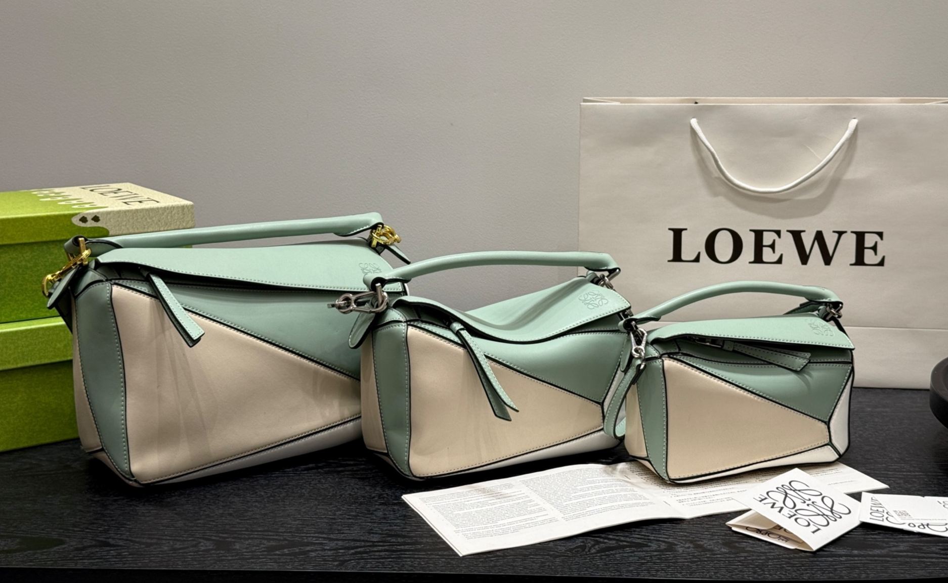 LOEWE ロエベ チャーム タツノオトシゴ スポンジ×レザー グリーン×ブルー 楽天市場】【新着】【中古】LOEWE(ロエベ) キーホルダー