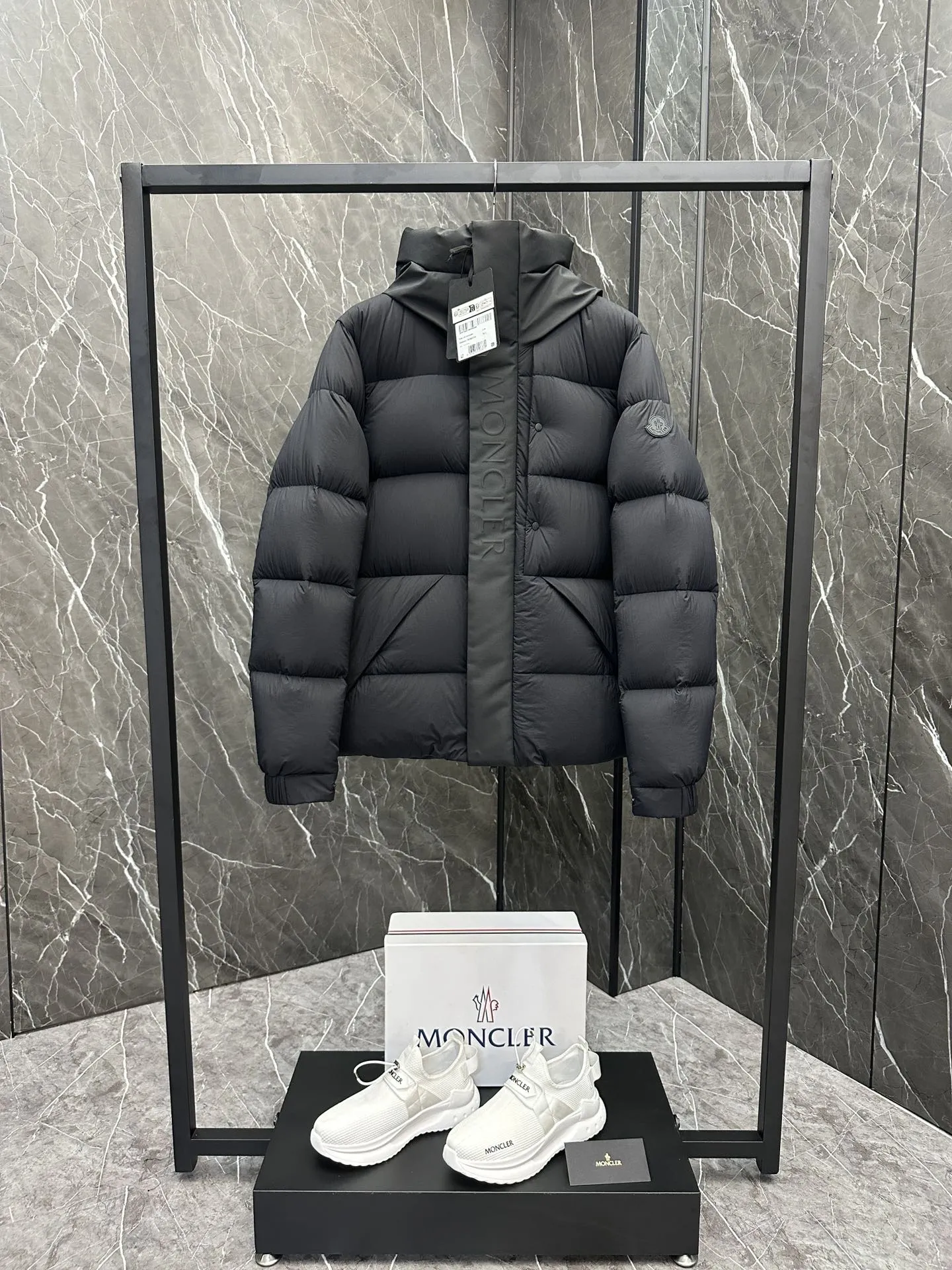 【公式認定ストア】MONCLER Madeira モンクレール 定番ダウンコート 限定発売中！多くの著名人やセレブに愛用されています! 爆買い！即完売必至