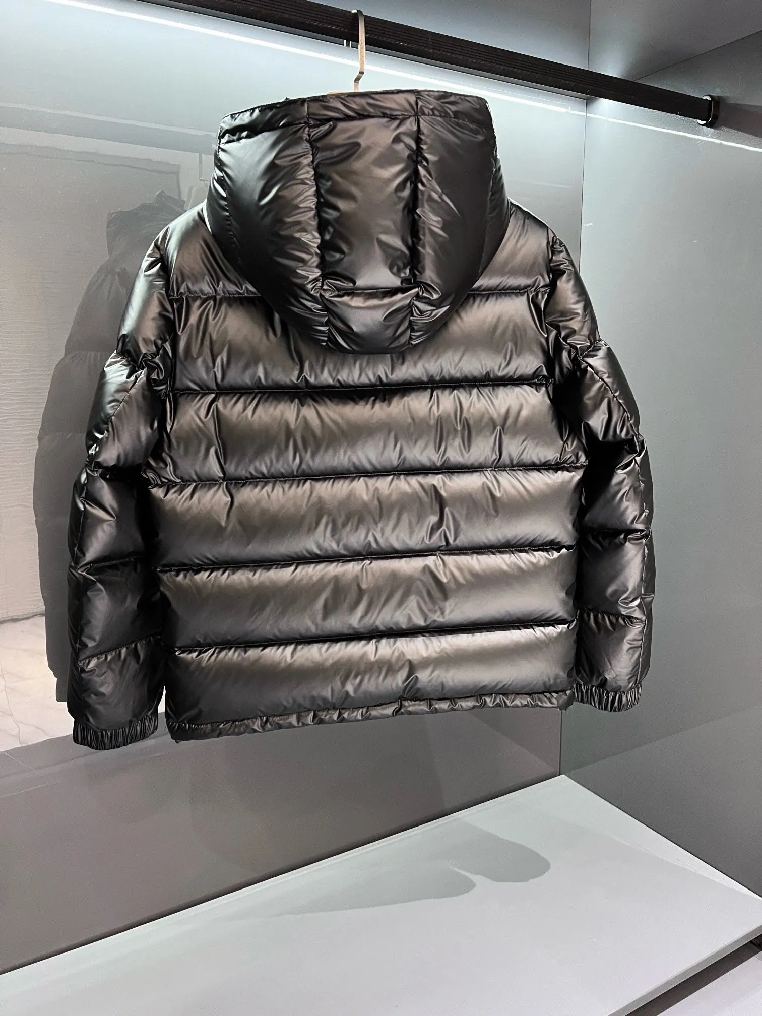 PRADAプラダ 冬のダウンジャケット 旬の新作 ユニセックスMONCLER