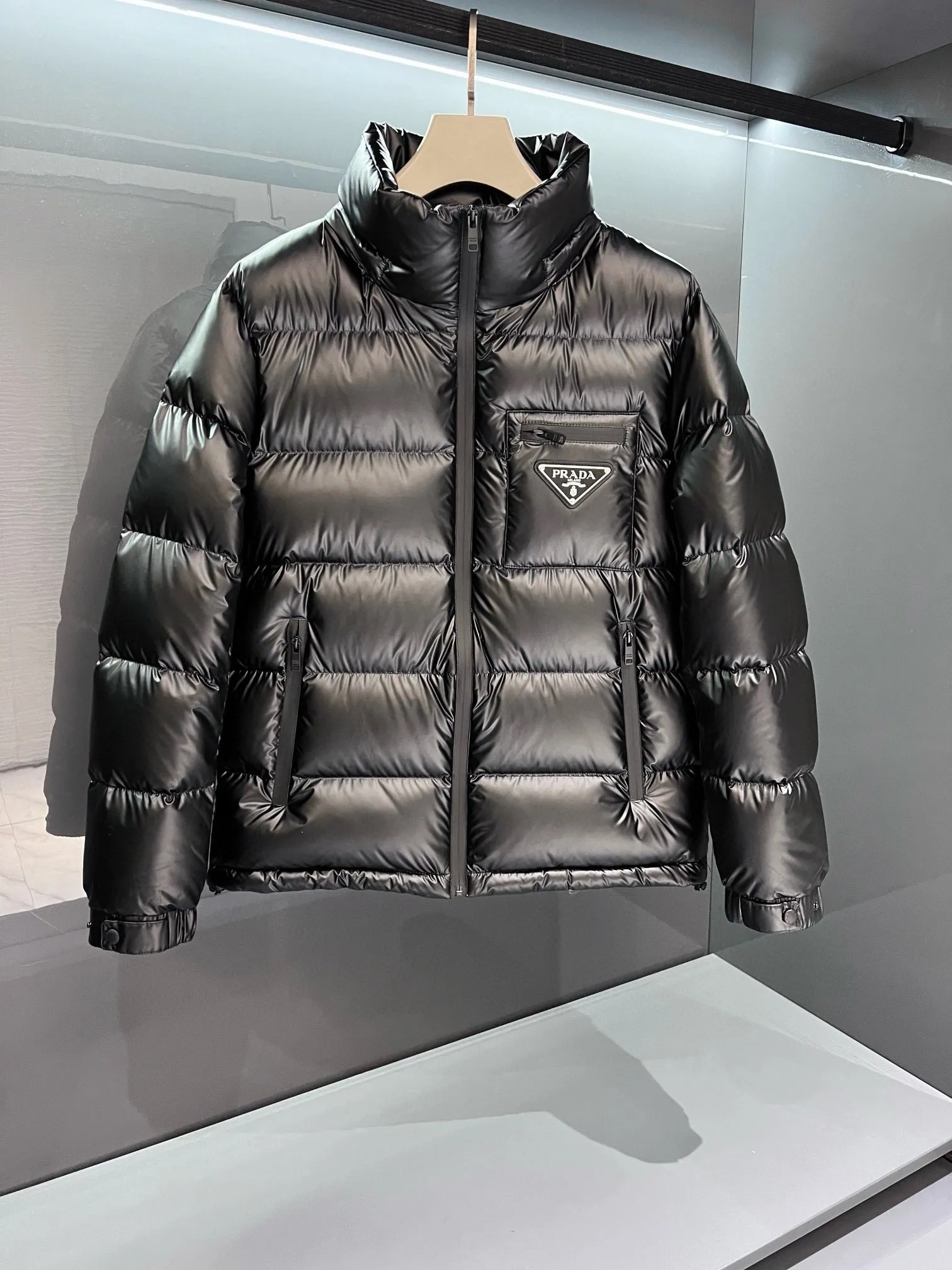 PRADAプラダ 冬のダウンジャケット 旬の新作 ユニセックスMONCLER
