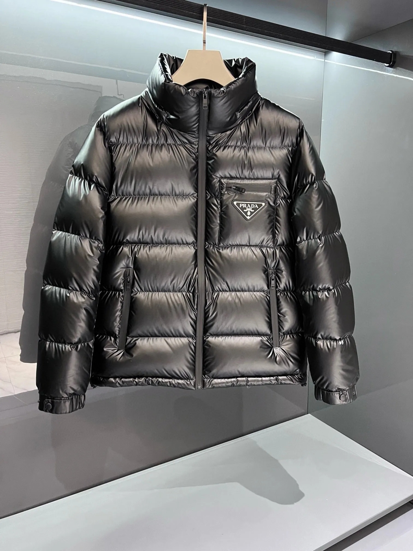 PRADAプラダ 冬のダウンジャケット 旬の新作 ユニセックスMONCLER
