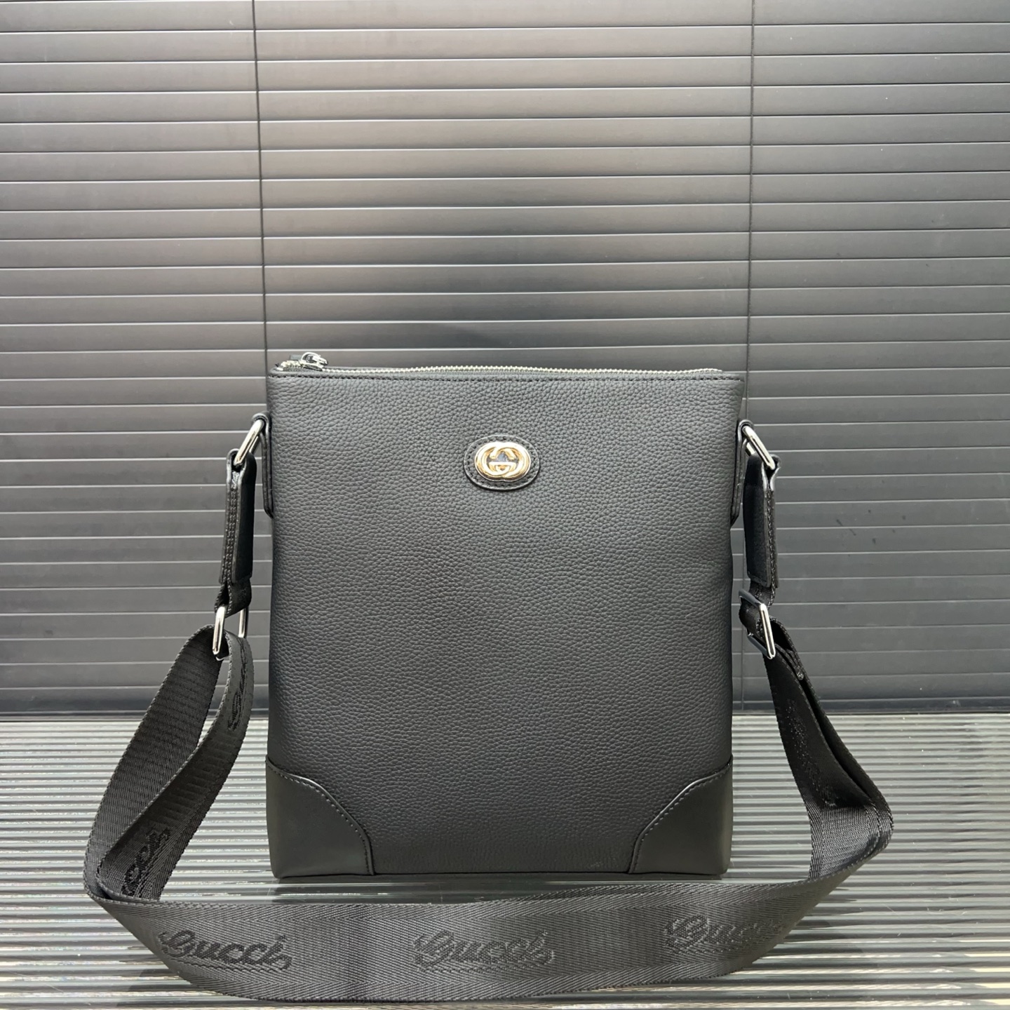 P280 Gucci グッチ 一等地革のシングルショルダーバッグ 男性用の斜め掛けバッグで、レジャーやビジネスにも適しています。