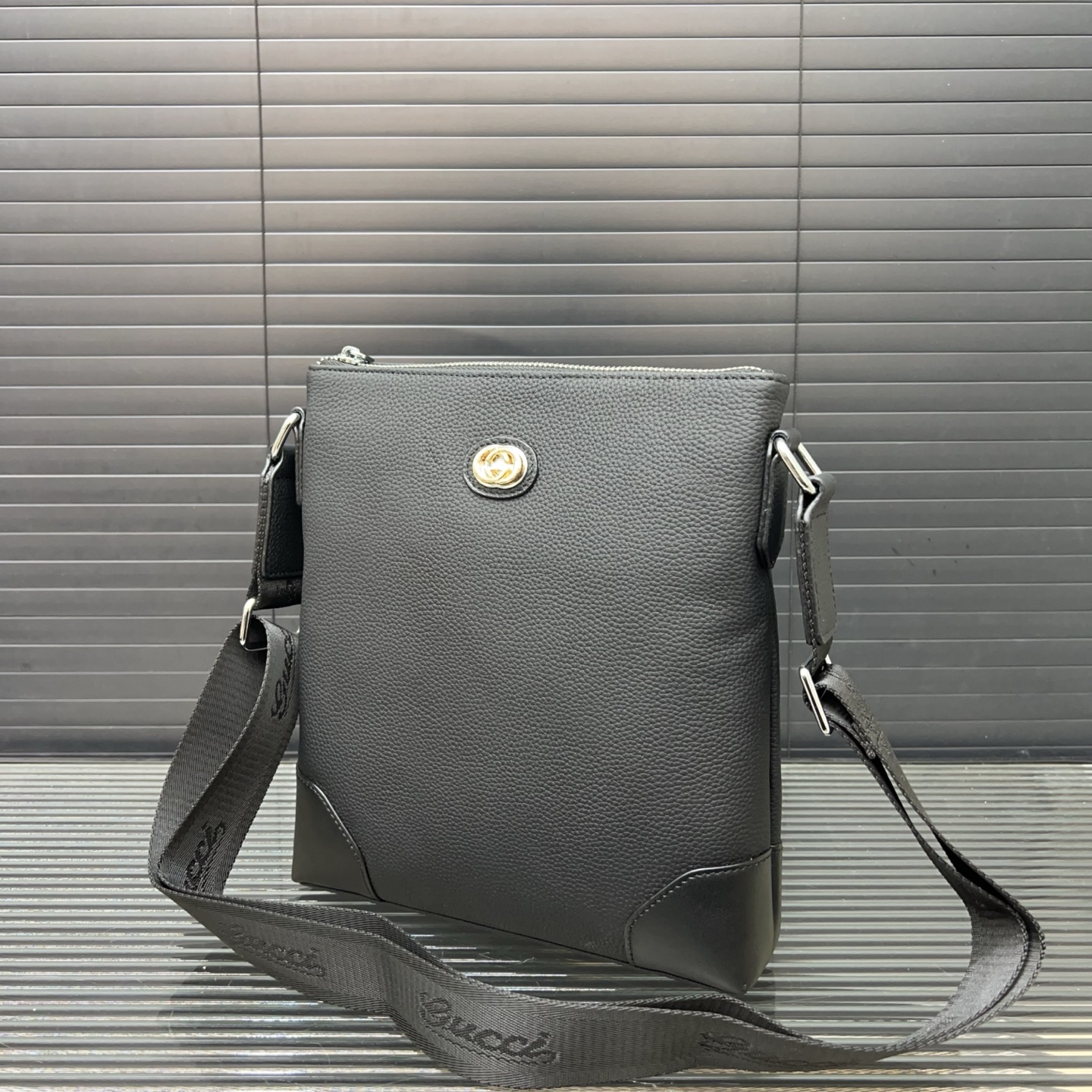 P280 Gucci グッチ 一等地革のシングルショルダーバッグ 男性用の斜め掛けバッグで、レジャーやビジネスにも適しています。