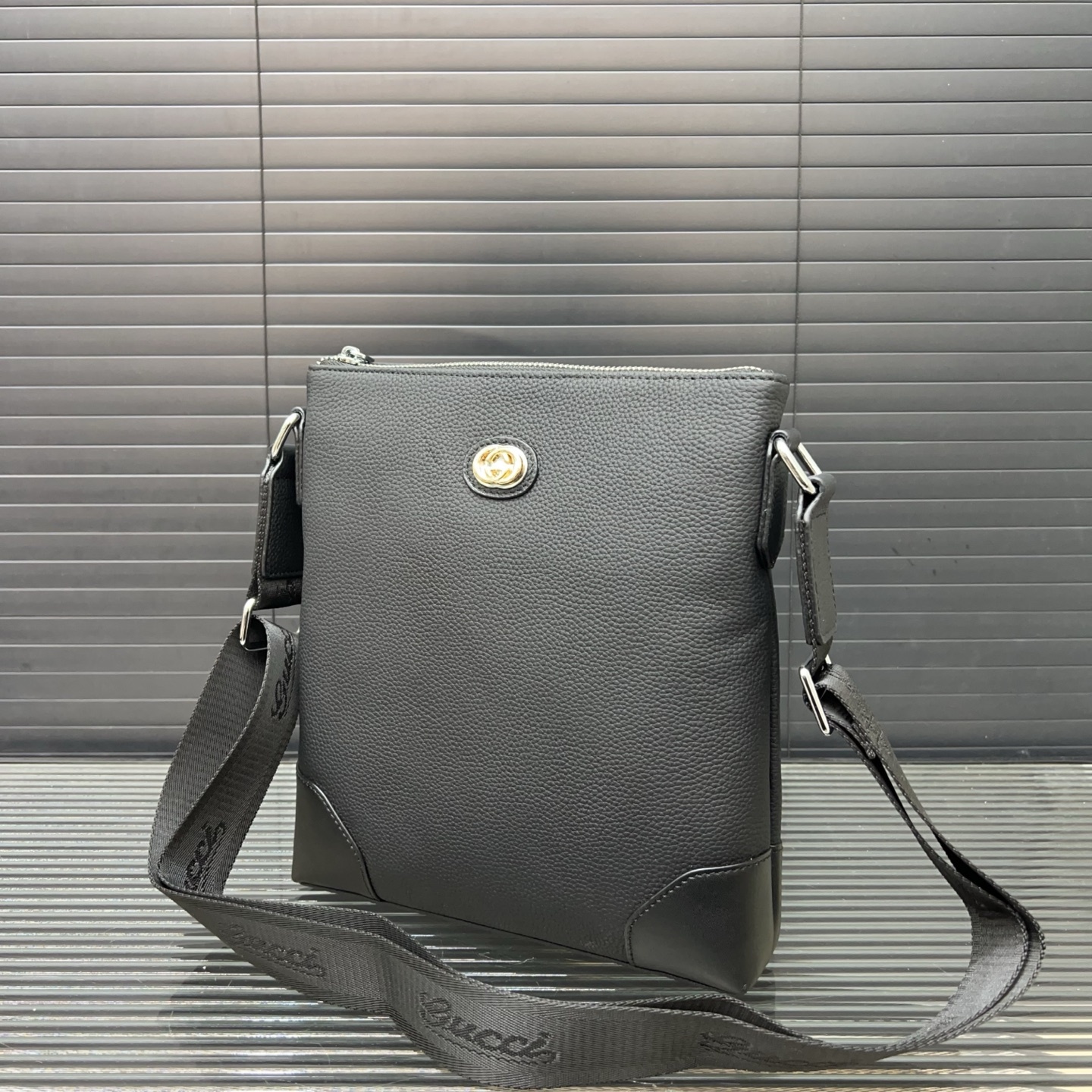 P280 Gucci グッチ 一等地革のシングルショルダーバッグ 男性用の斜め掛けバッグで、レジャーやビジネスにも適しています。