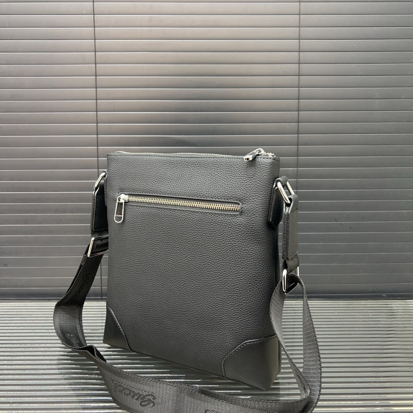 P280 Gucci グッチ 一等地革のシングルショルダーバッグ 男性用の斜め掛けバッグで、レジャーやビジネスにも適しています。