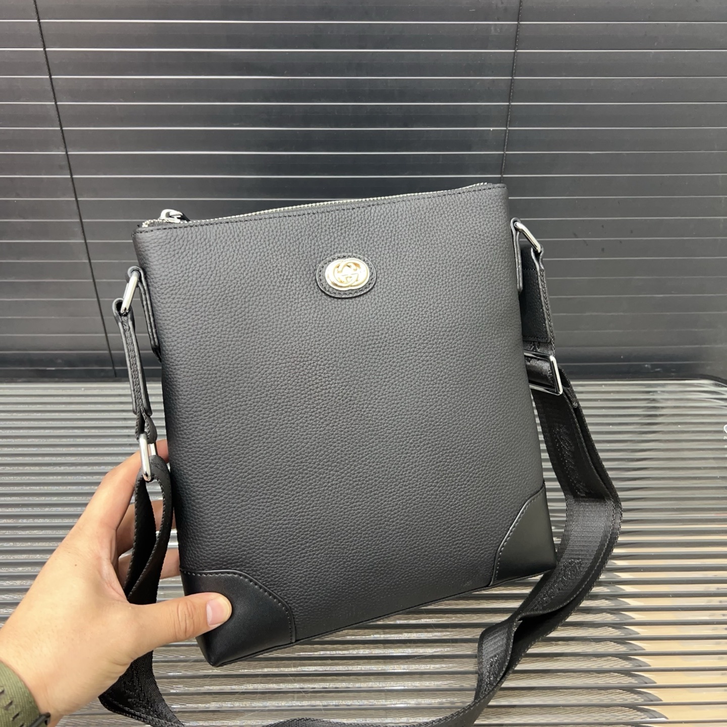 P280 Gucci グッチ 一等地革のシングルショルダーバッグ 男性用の斜め掛けバッグで、レジャーやビジネスにも適しています。