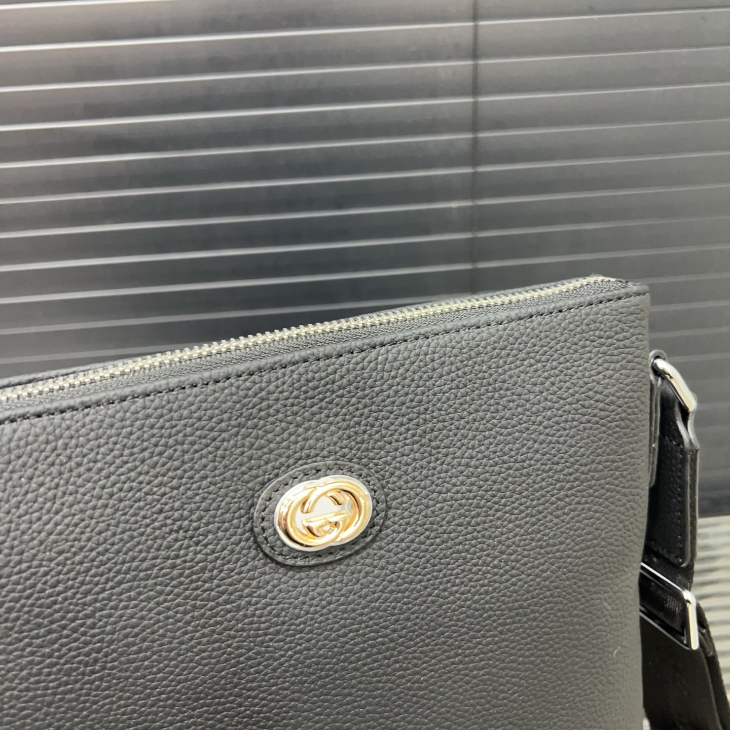 P280 Gucci グッチ 一等地革のシングルショルダーバッグ 男性用の斜め掛けバッグで、レジャーやビジネスにも適しています。