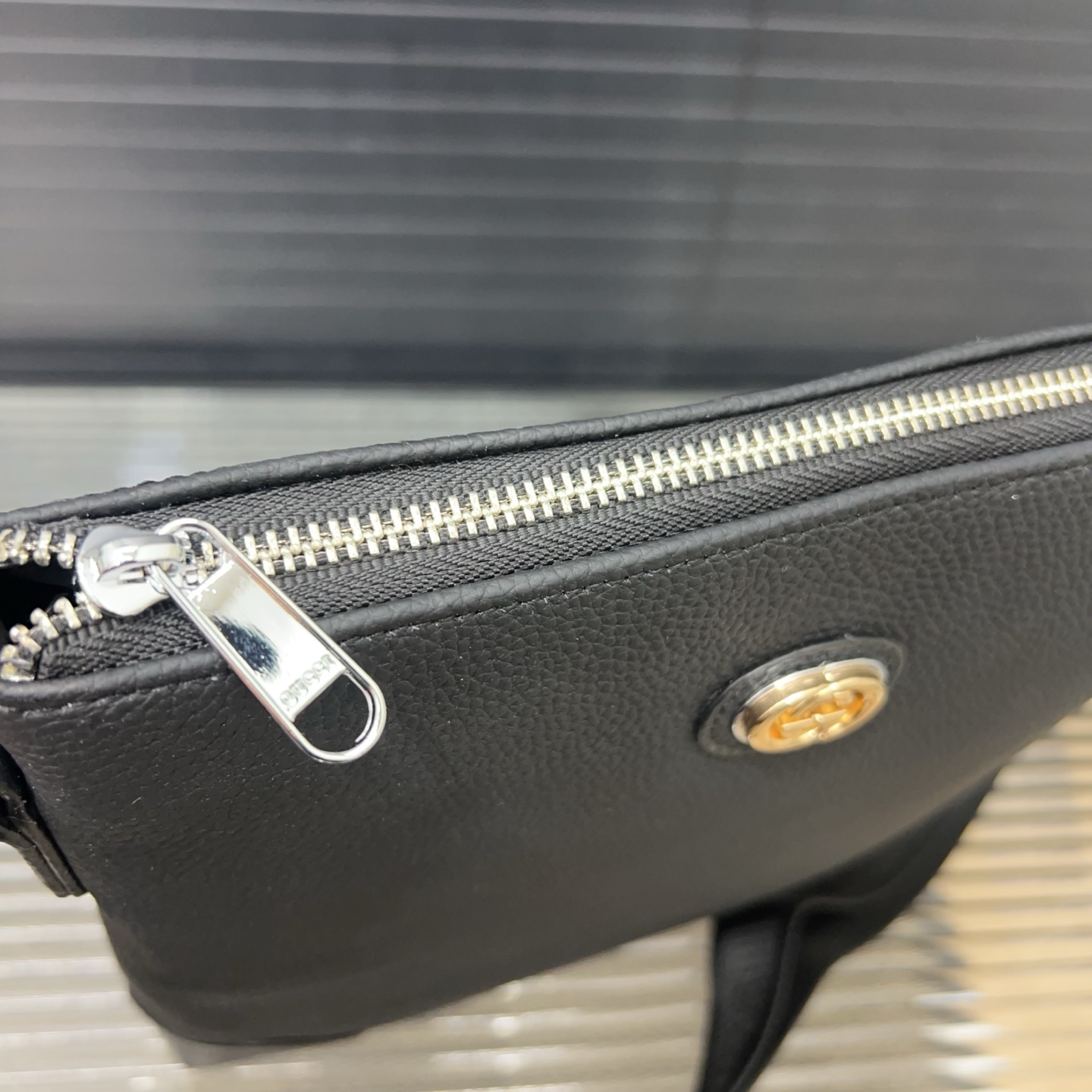 P280 Gucci グッチ 一等地革のシングルショルダーバッグ 男性用の斜め掛けバッグで、レジャーやビジネスにも適しています。