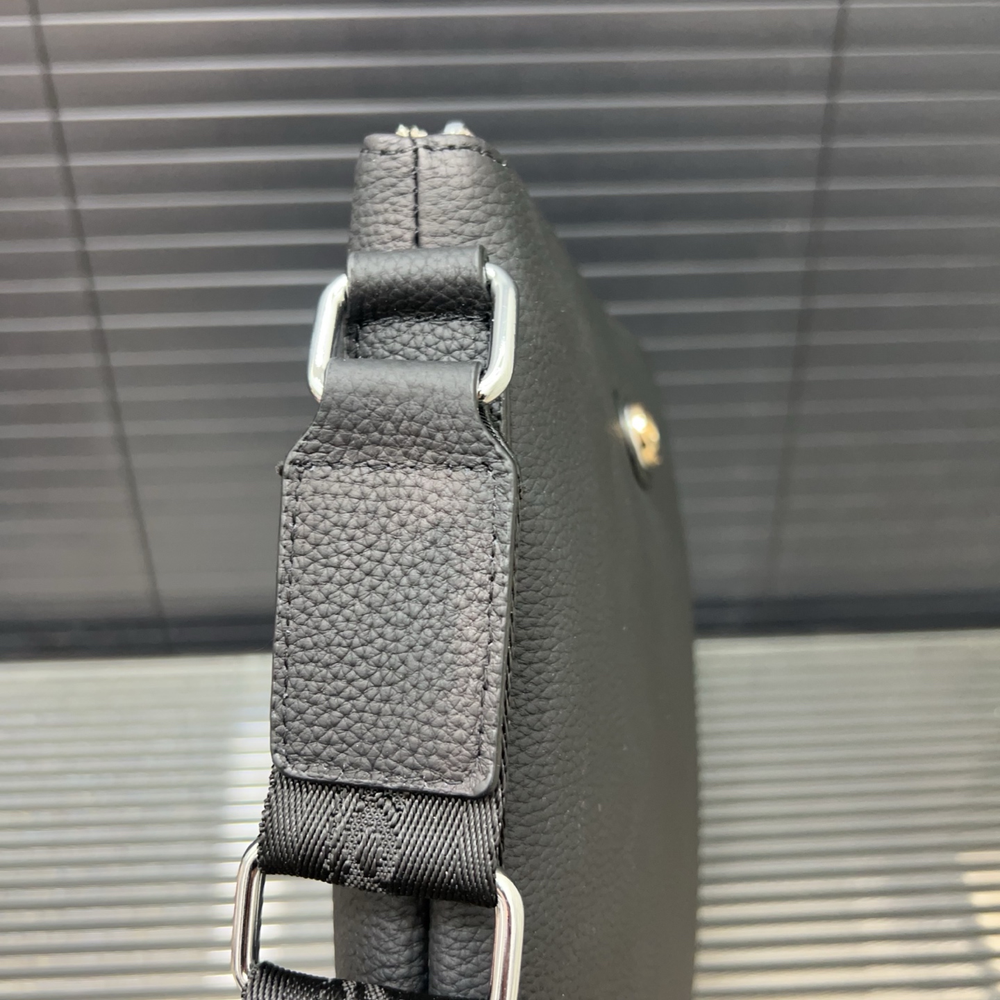 P280 Gucci グッチ 一等地革のシングルショルダーバッグ 男性用の斜め掛けバッグで、レジャーやビジネスにも適しています。