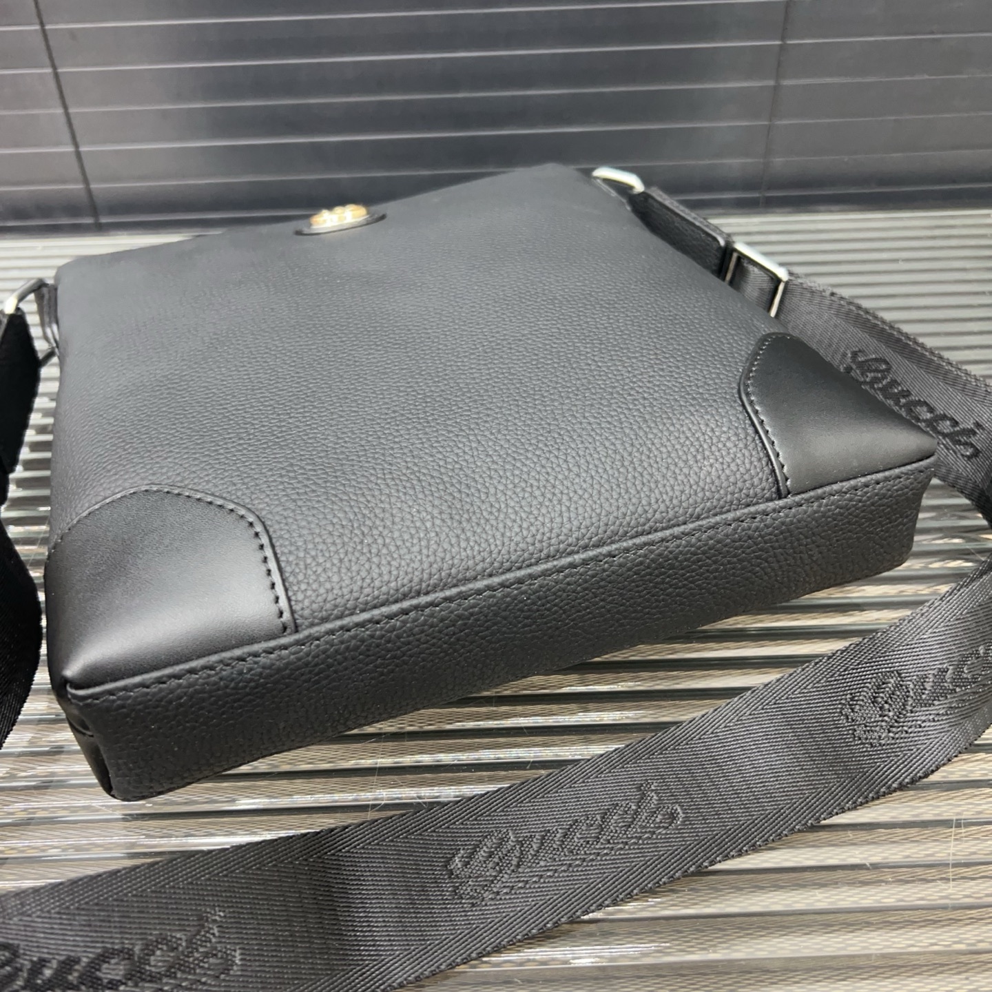 P280 Gucci グッチ 一等地革のシングルショルダーバッグ 男性用の斜め掛けバッグで、レジャーやビジネスにも適しています。