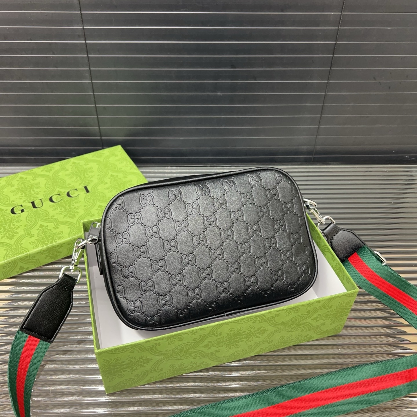 P165 Gucci グッチ GG プレス加工のカメラバッグ。男性用のレジャーシングルショルダー斜め掛けバッグで、超大きな容量を備えています。