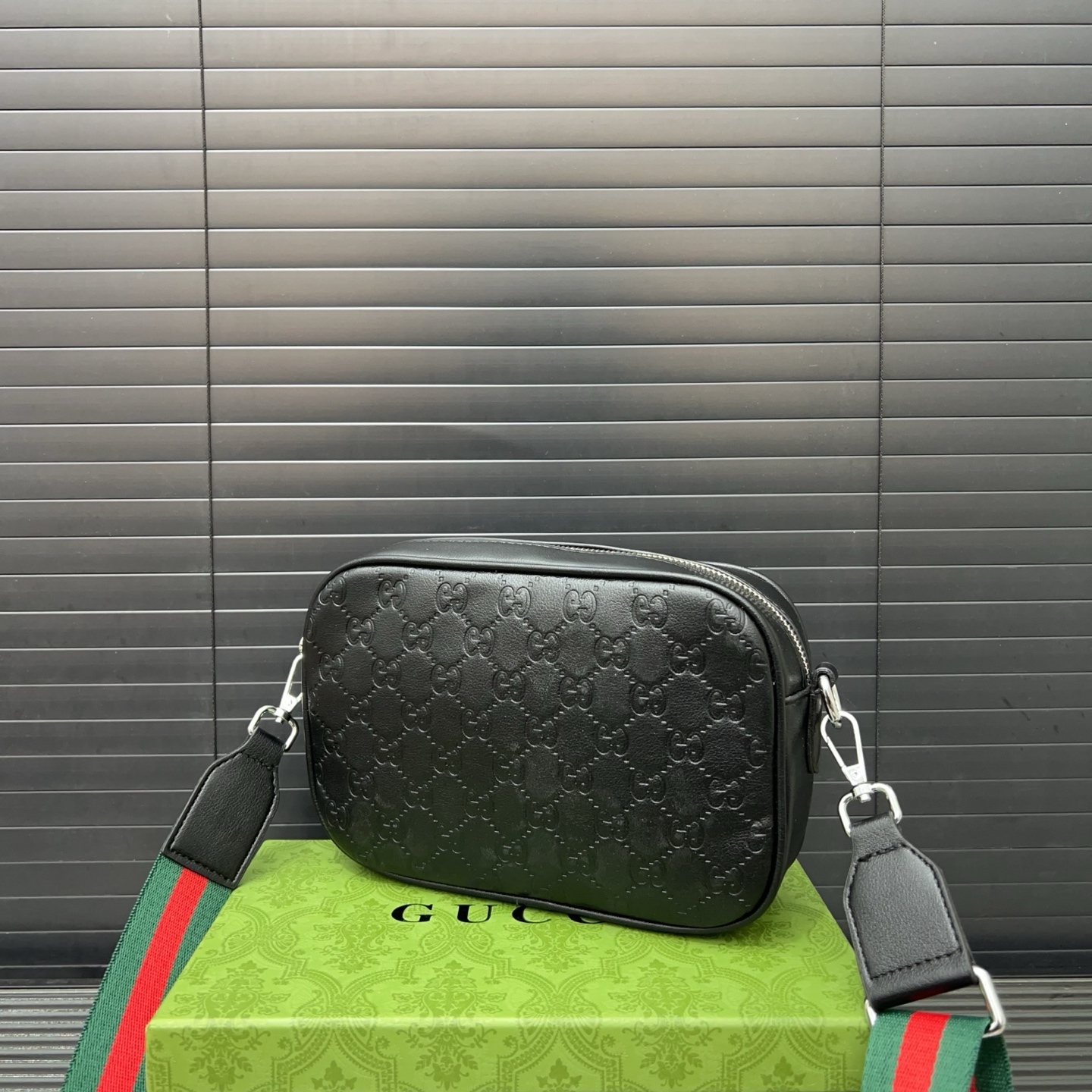P165 Gucci グッチ GG プレス加工のカメラバッグ。男性用のレジャーシングルショルダー斜め掛けバッグで、超大きな容量を備えています。