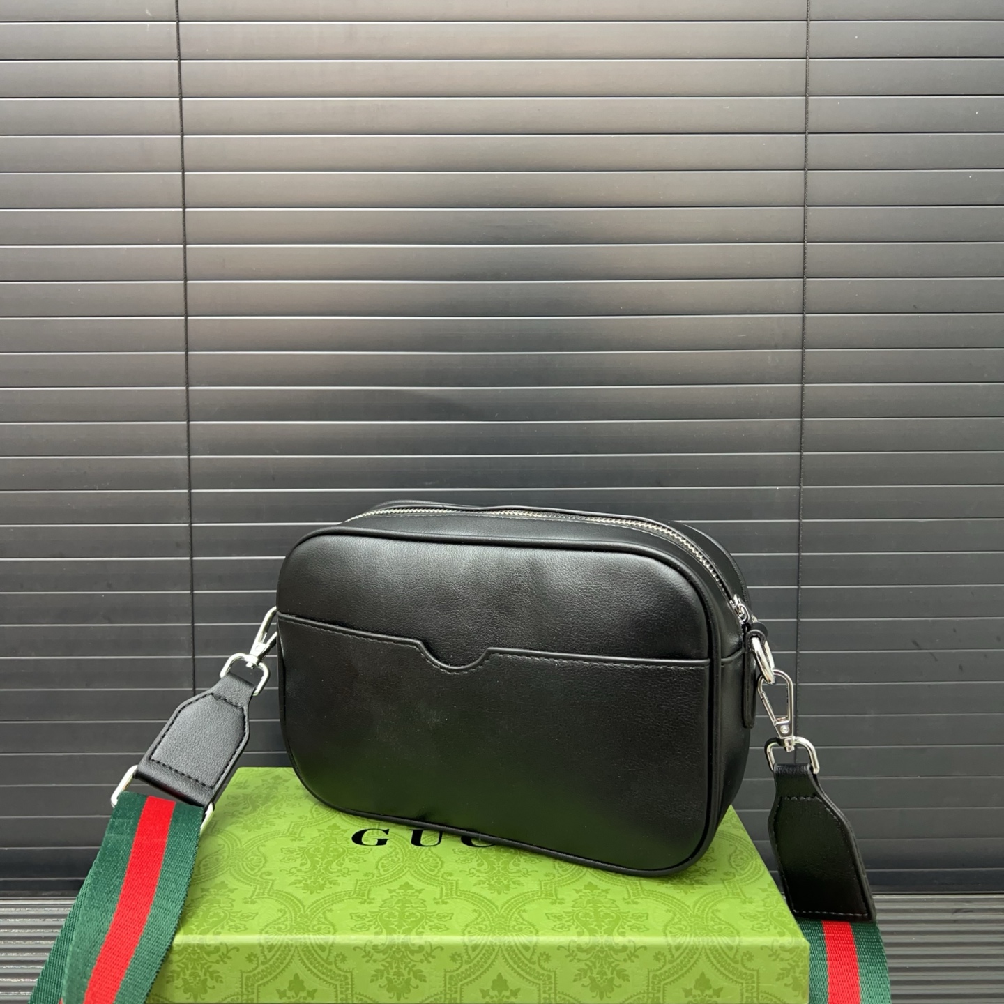 P165 Gucci グッチ GG プレス加工のカメラバッグ。男性用のレジャーシングルショルダー斜め掛けバッグで、超大きな容量を備えています。