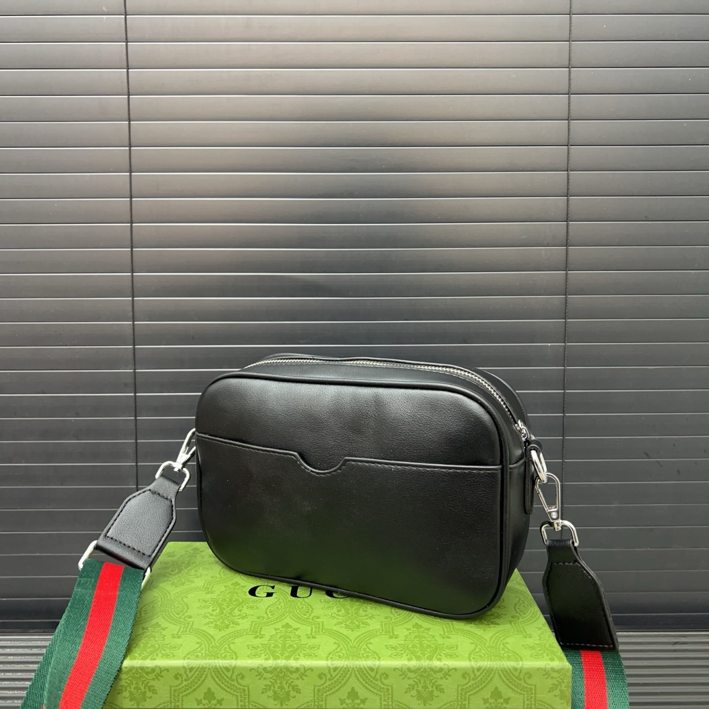 P165 Gucci グッチ GG プレス加工のカメラバッグ。男性用のレジャーシングルショルダー斜め掛けバッグで、超大きな容量を備えています。