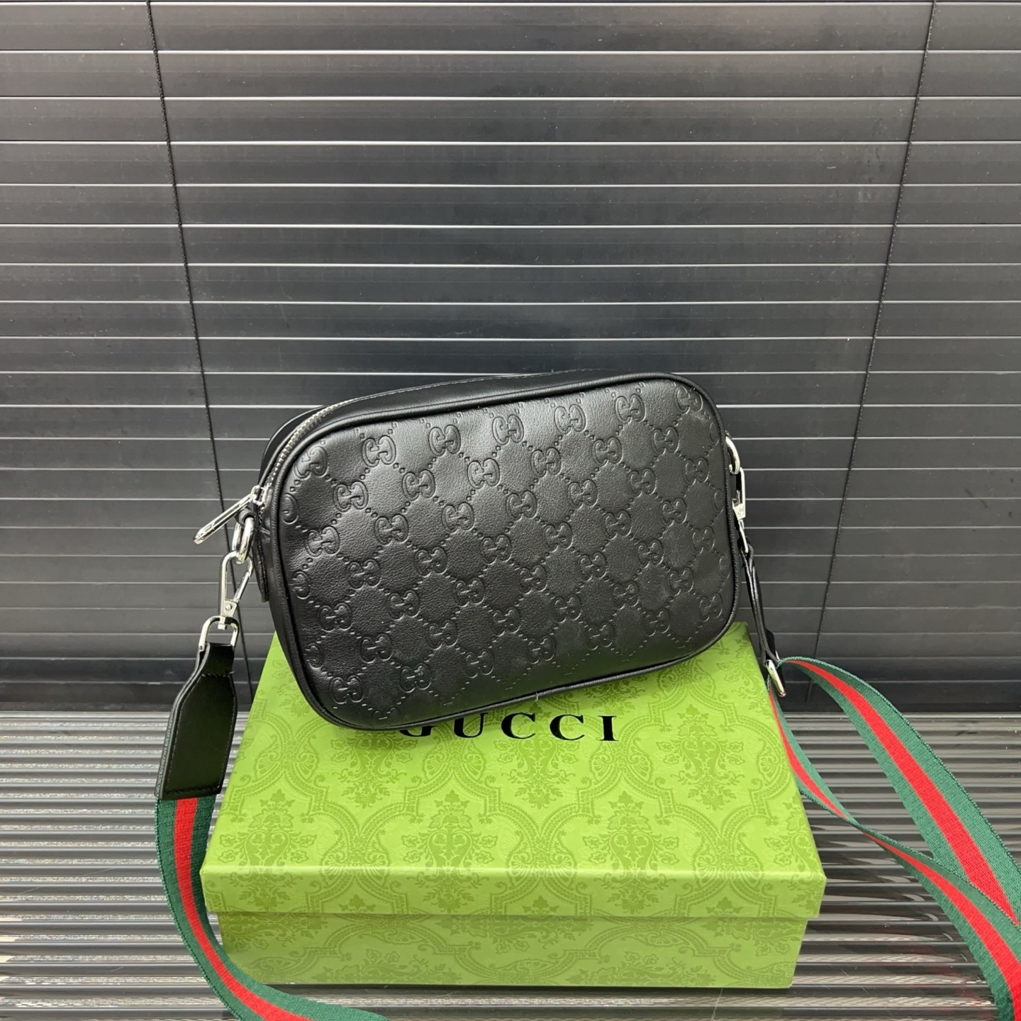 P165 Gucci グッチ GG プレス加工のカメラバッグ。男性用のレジャーシングルショルダー斜め掛けバッグで、超大きな容量を備えています。