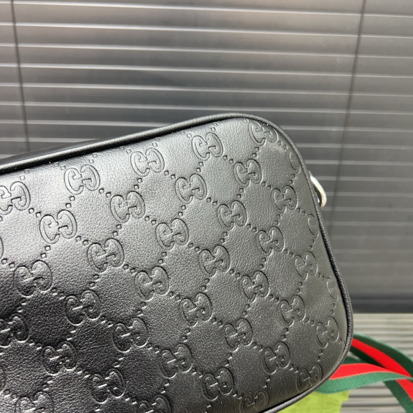 P165 Gucci グッチ GG プレス加工のカメラバッグ。男性用のレジャーシングルショルダー斜め掛けバッグで、超大きな容量を備えています。