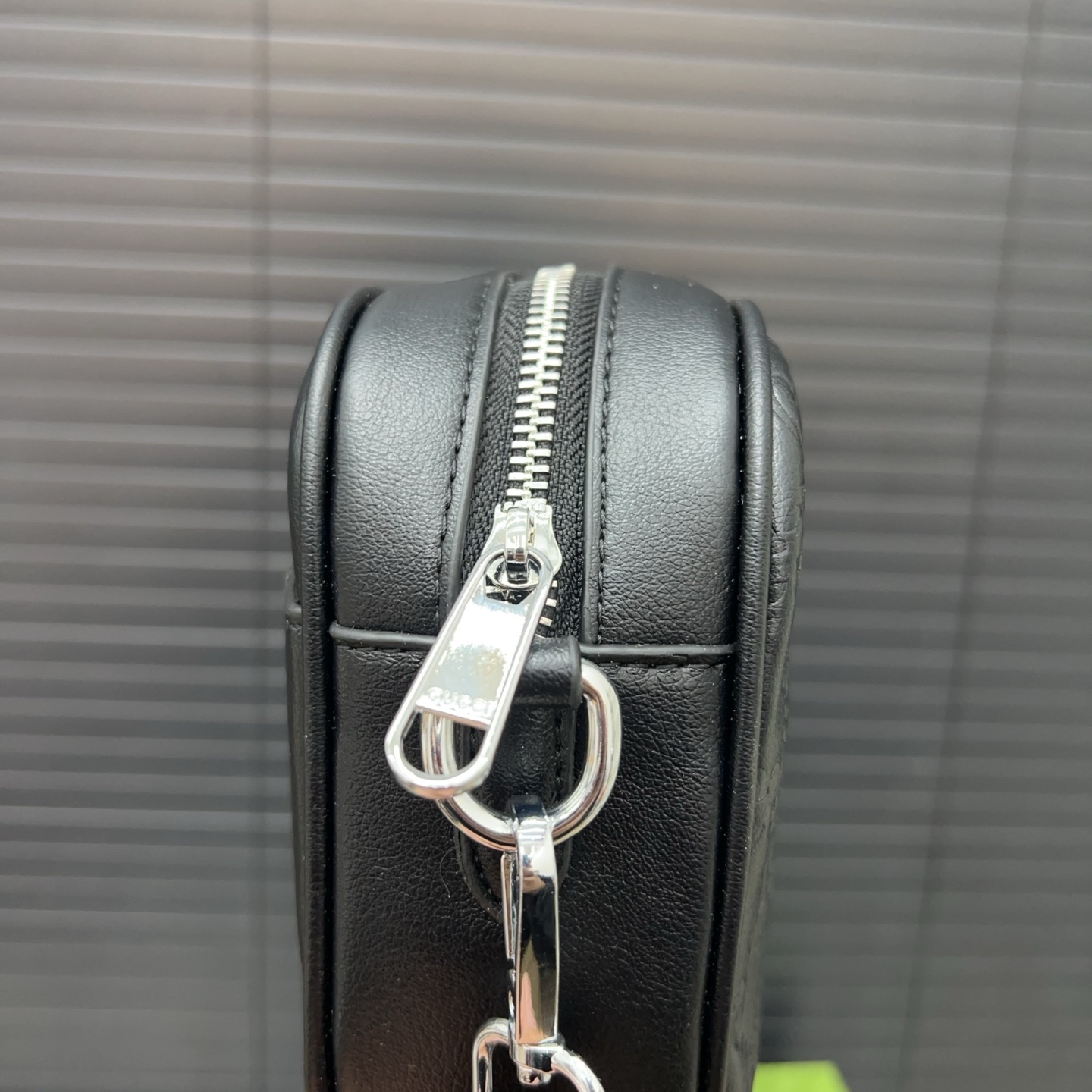 P165 Gucci グッチ GG プレス加工のカメラバッグ。男性用のレジャーシングルショルダー斜め掛けバッグで、超大きな容量を備えています。