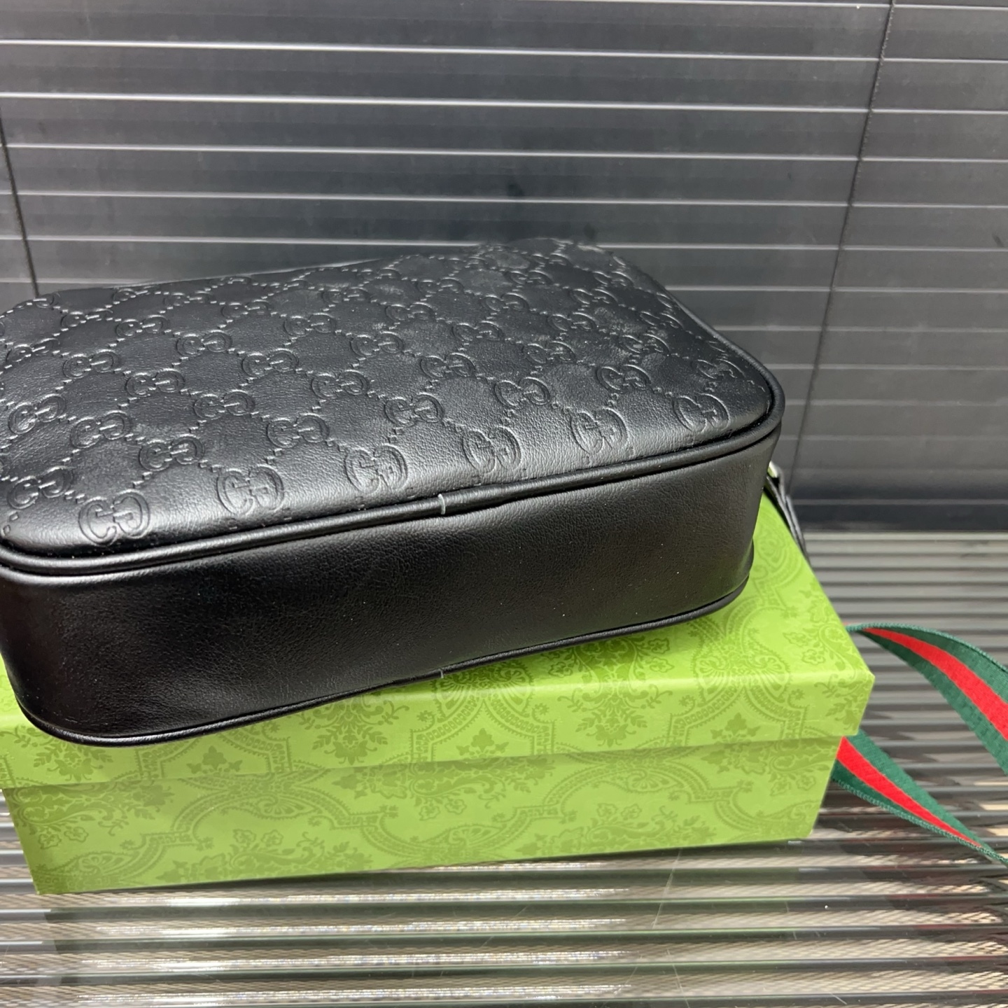P165 Gucci グッチ GG プレス加工のカメラバッグ。男性用のレジャーシングルショルダー斜め掛けバッグで、超大きな容量を備えています。