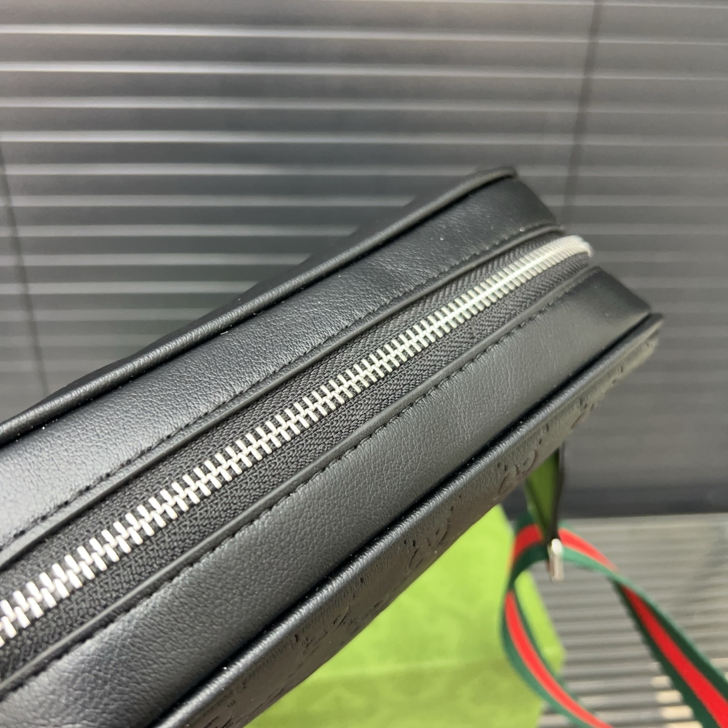 P165 Gucci グッチ GG プレス加工のカメラバッグ。男性用のレジャーシングルショルダー斜め掛けバッグで、超大きな容量を備えています。