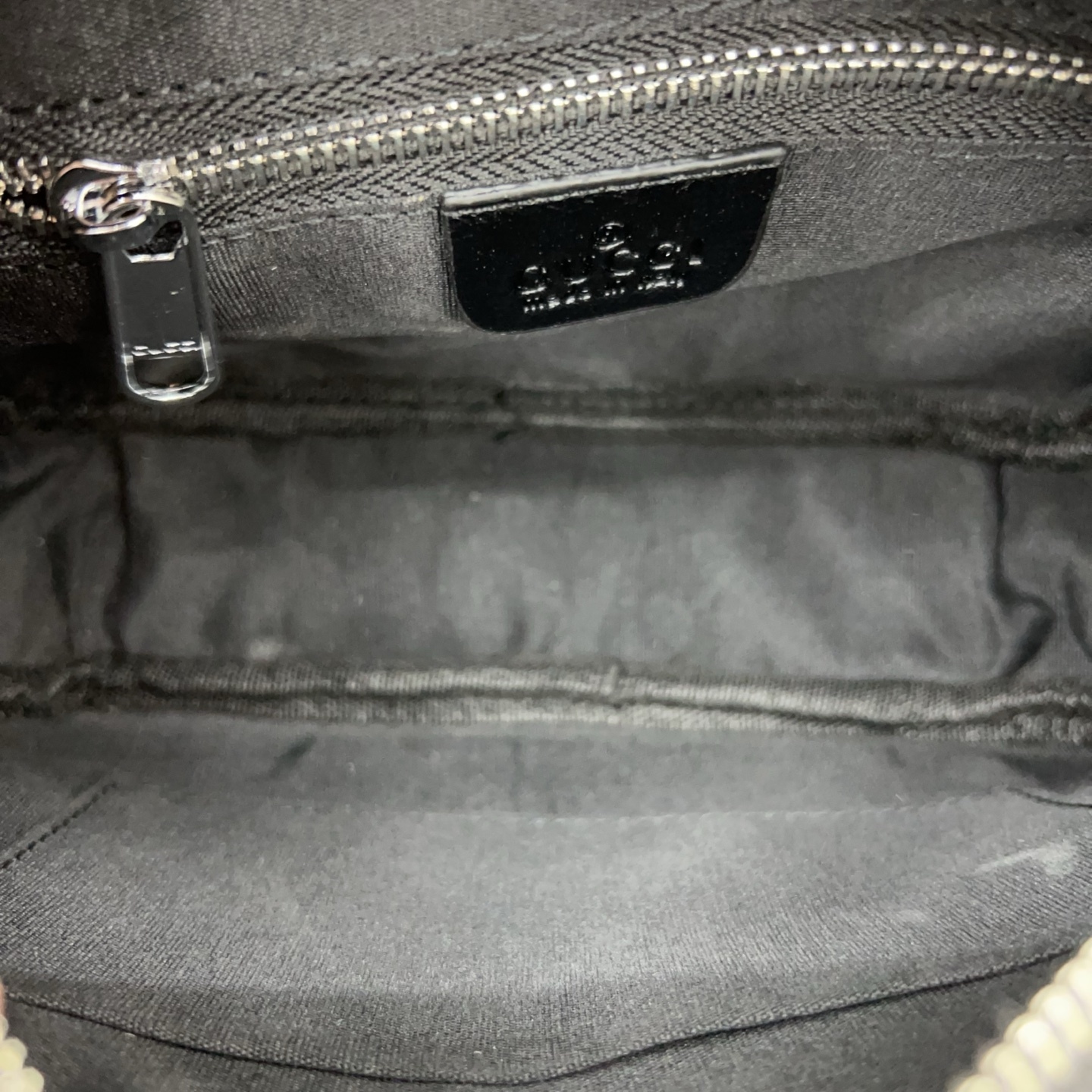 P165 Gucci グッチ GG プレス加工のカメラバッグ。男性用のレジャーシングルショルダー斜め掛けバッグで、超大きな容量を備えています。