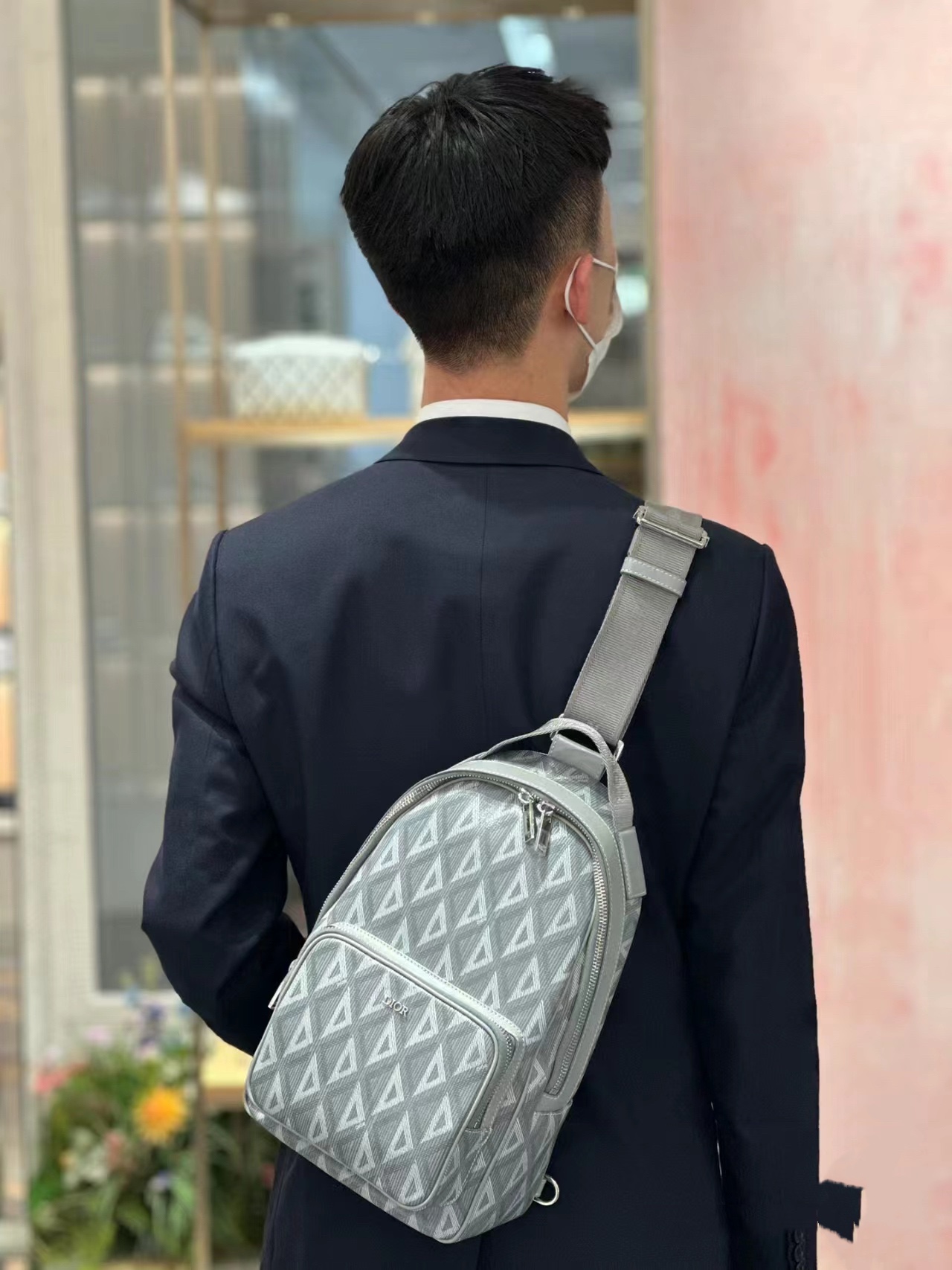 ディオー ミニ Rider シングルショルダーバッグ：ダブルショルダーバックパックのデザインを受け継ぎ、ブラックキャンバスに CD Diamond 柄を施し、背負い方は多様、タブレットも収納可能  