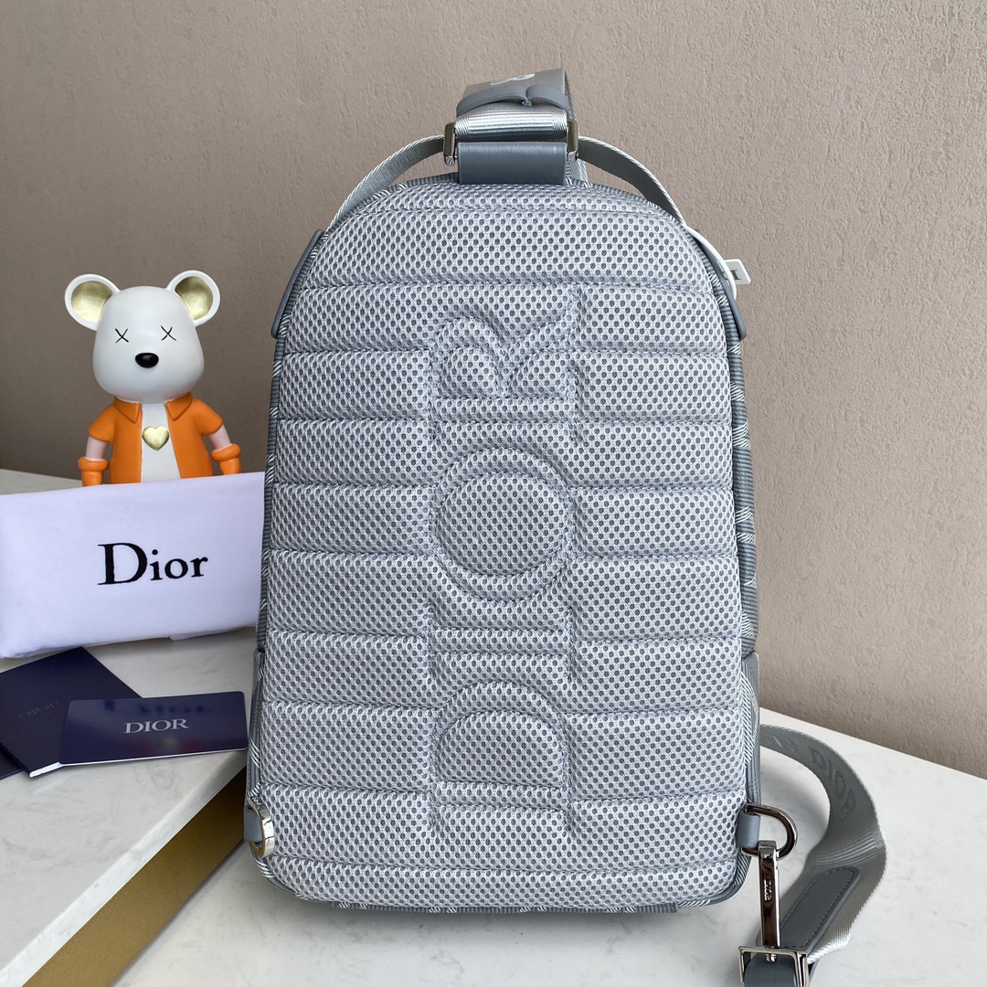 ディオー ミニ Rider シングルショルダーバッグ：ダブルショルダーバックパックのデザインを受け継ぎ、ブラックキャンバスに CD Diamond 柄を施し、背負い方は多様、タブレットも収納可能  