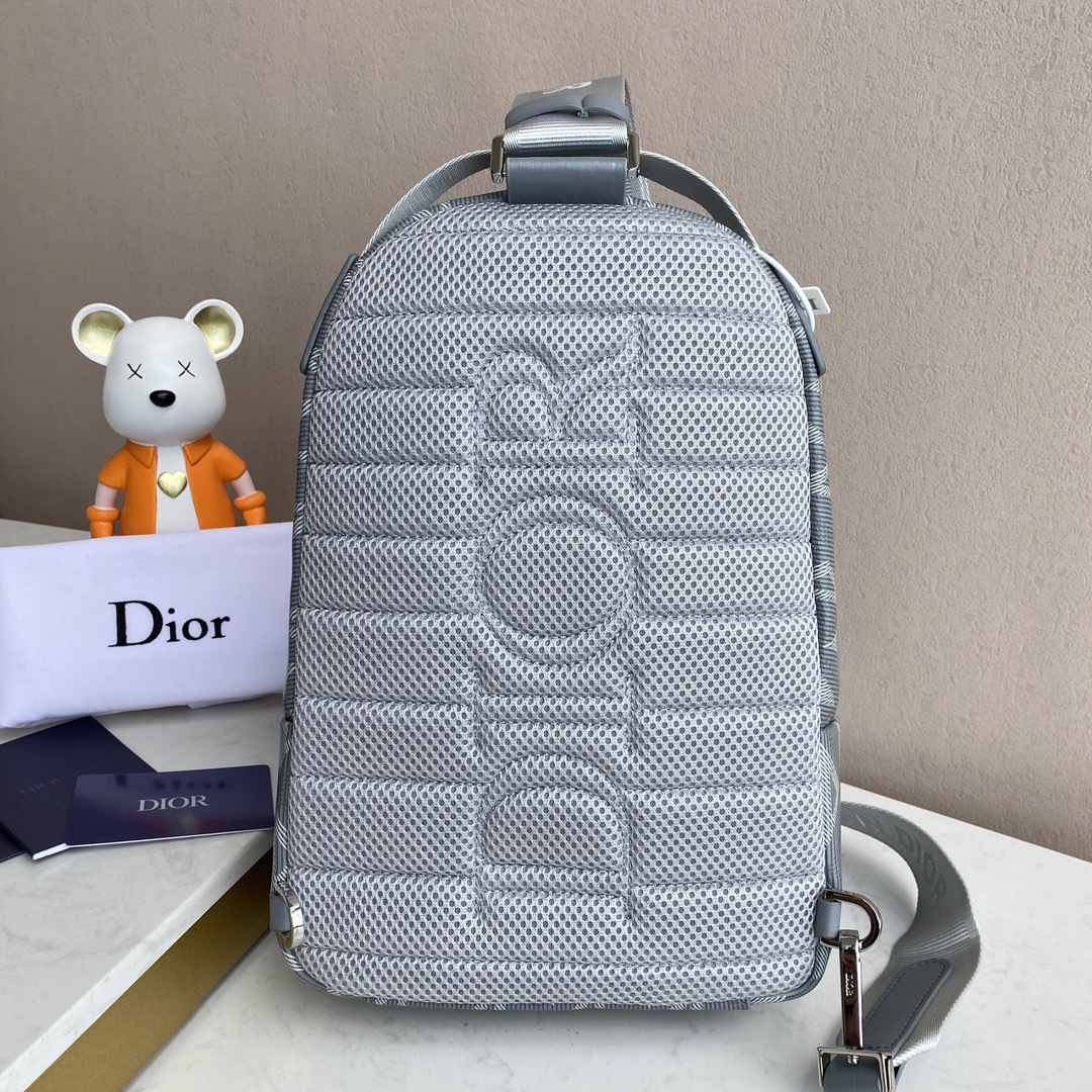 ディオー ミニ Rider シングルショルダーバッグ：ダブルショルダーバックパックのデザインを受け継ぎ、ブラックキャンバスに CD Diamond 柄を施し、背負い方は多様、タブレットも収納可能  