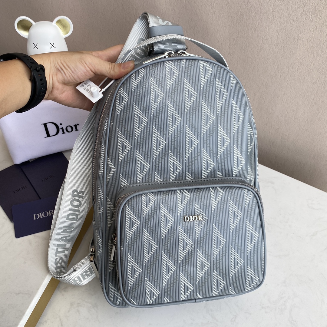 ディオー ミニ Rider シングルショルダーバッグ：ダブルショルダーバックパックのデザインを受け継ぎ、ブラックキャンバスに CD Diamond 柄を施し、背負い方は多様、タブレットも収納可能  