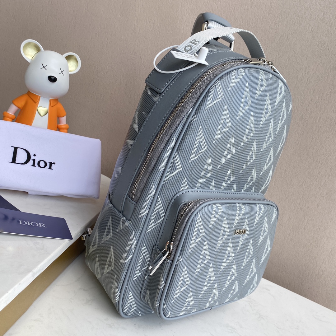 ディオー ミニ Rider シングルショルダーバッグ：ダブルショルダーバックパックのデザインを受け継ぎ、ブラックキャンバスに CD Diamond 柄を施し、背負い方は多様、タブレットも収納可能  