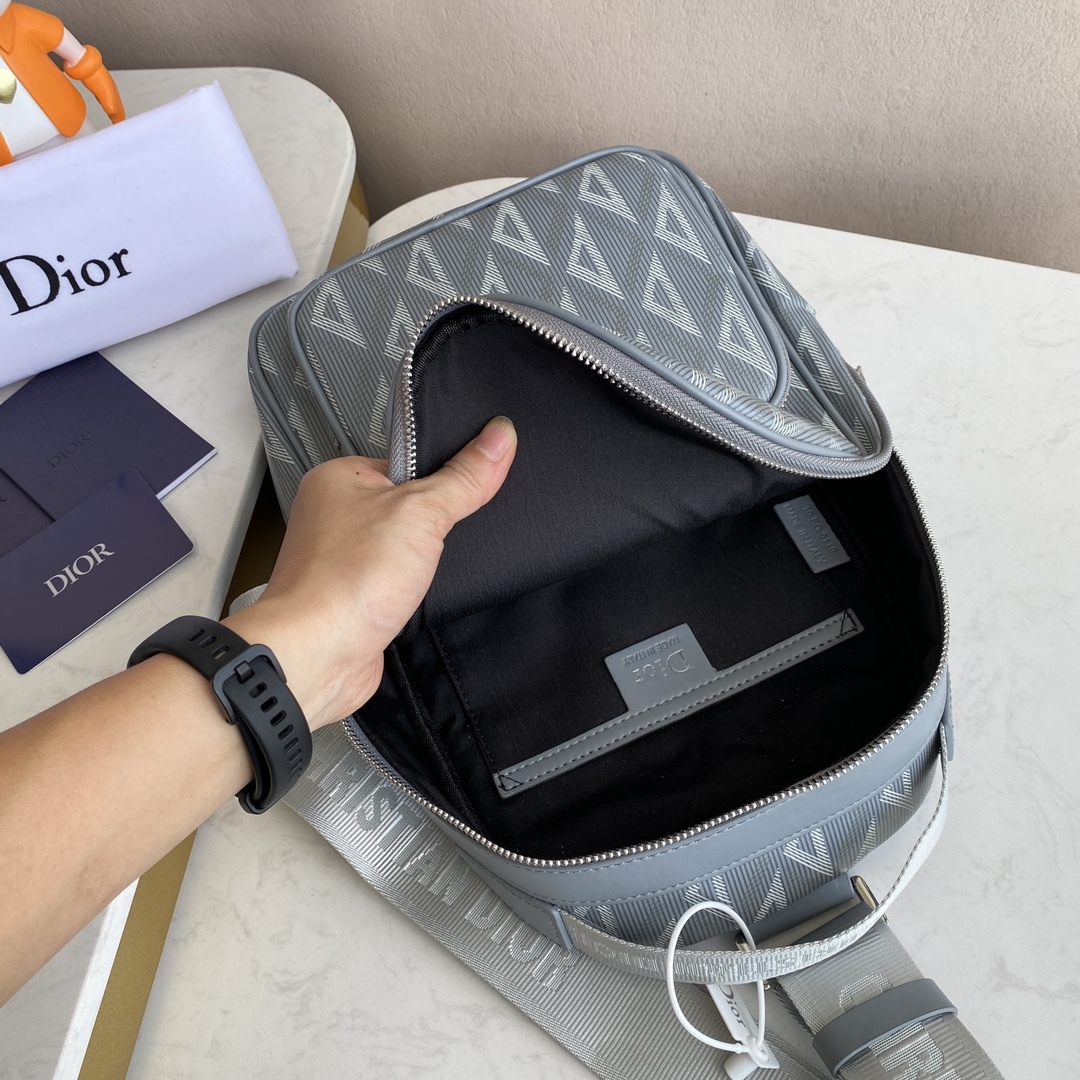 ディオー ミニ Rider シングルショルダーバッグ：ダブルショルダーバックパックのデザインを受け継ぎ、ブラックキャンバスに CD Diamond 柄を施し、背負い方は多様、タブレットも収納可能  