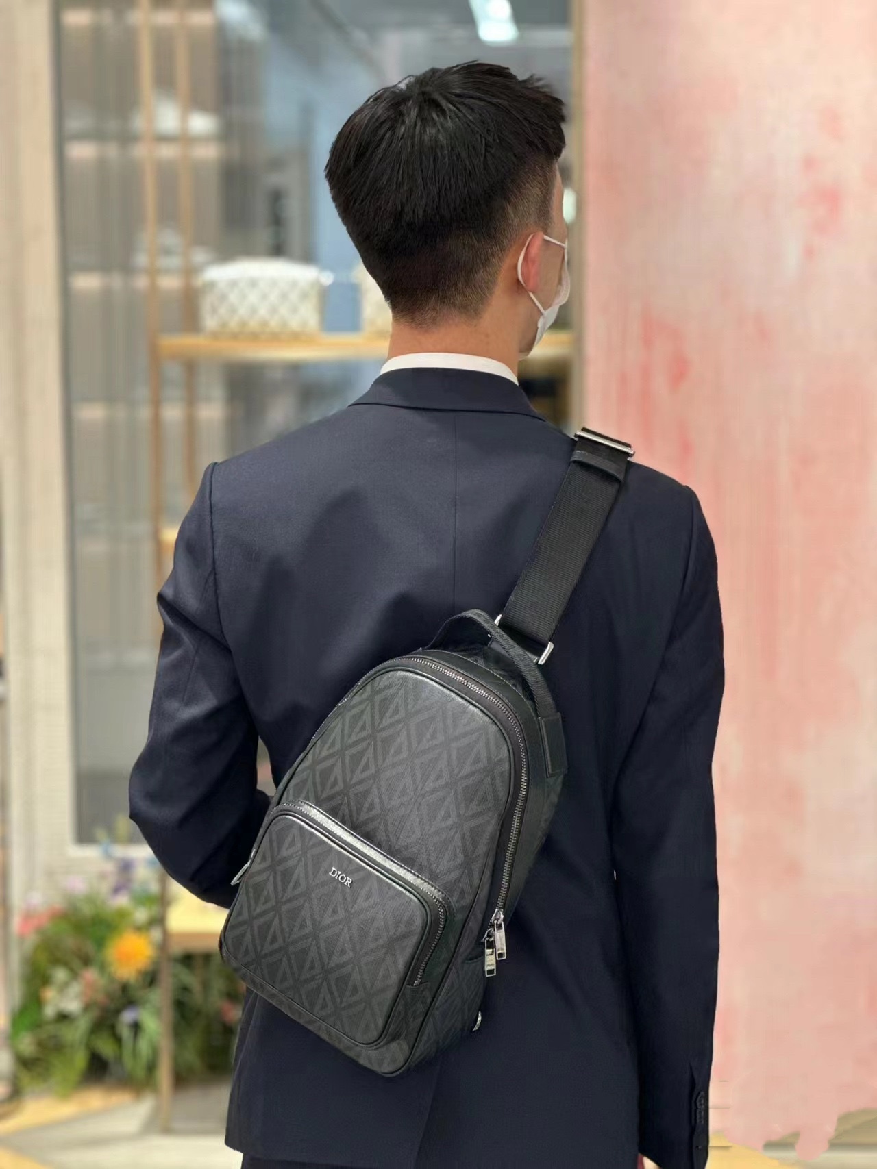 ディオー ミニRiderシングルショルダーバッグ：Riderダブルショルダーバックパックをインスピレーションに、ディオーブラックキャンバス仕様、CD Diamond柄で飾り、Diorロゴ付きジップポケット、タブレット収納可、持ち手と調整可能なショルダーストラップで3way背負い可能  