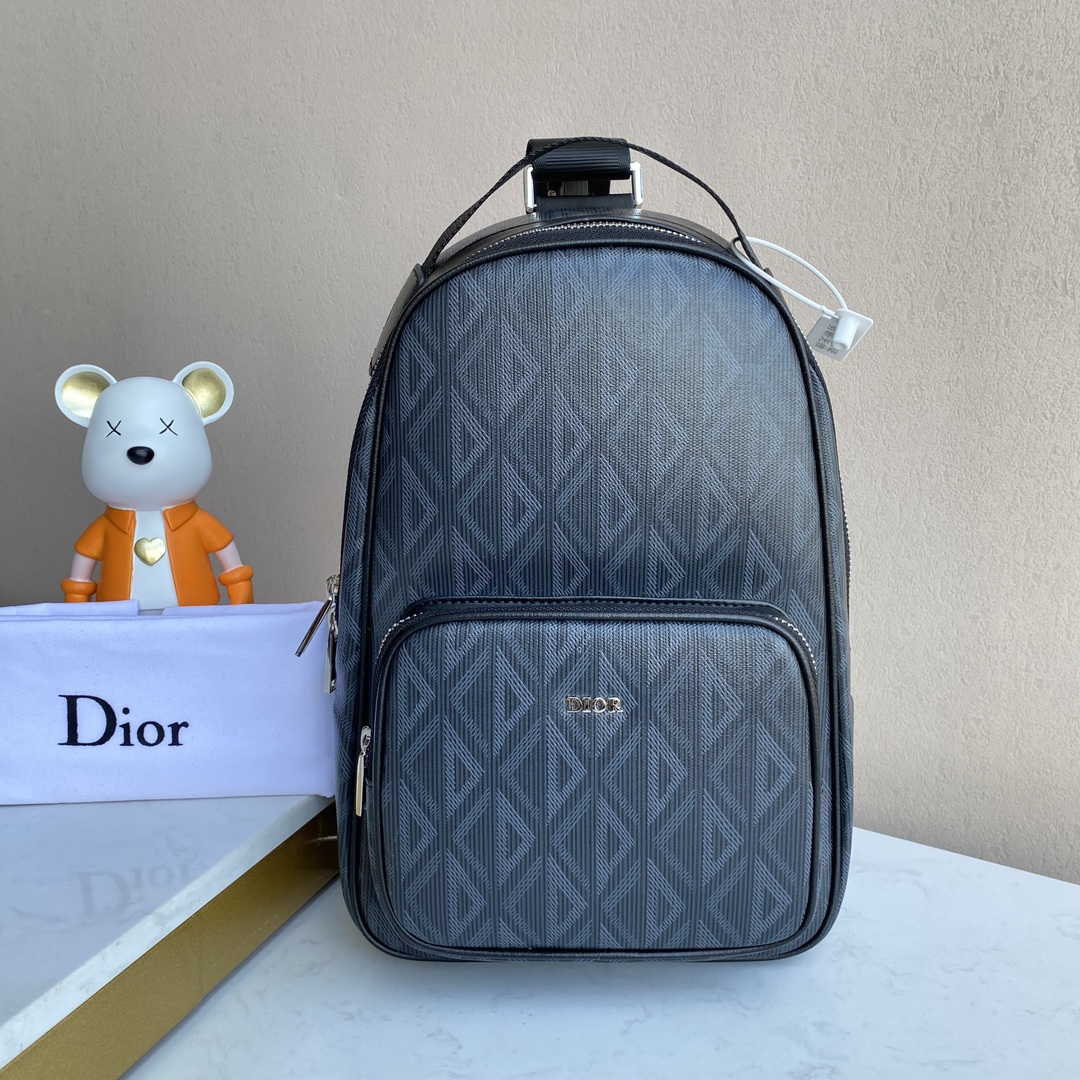 ディオー ミニRiderシングルショルダーバッグ：Riderダブルショルダーバックパックをインスピレーションに、ディオーブラックキャンバス仕様、CD Diamond柄で飾り、Diorロゴ付きジップポケット、タブレット収納可、持ち手と調整可能なショルダーストラップで3way背負い可能  