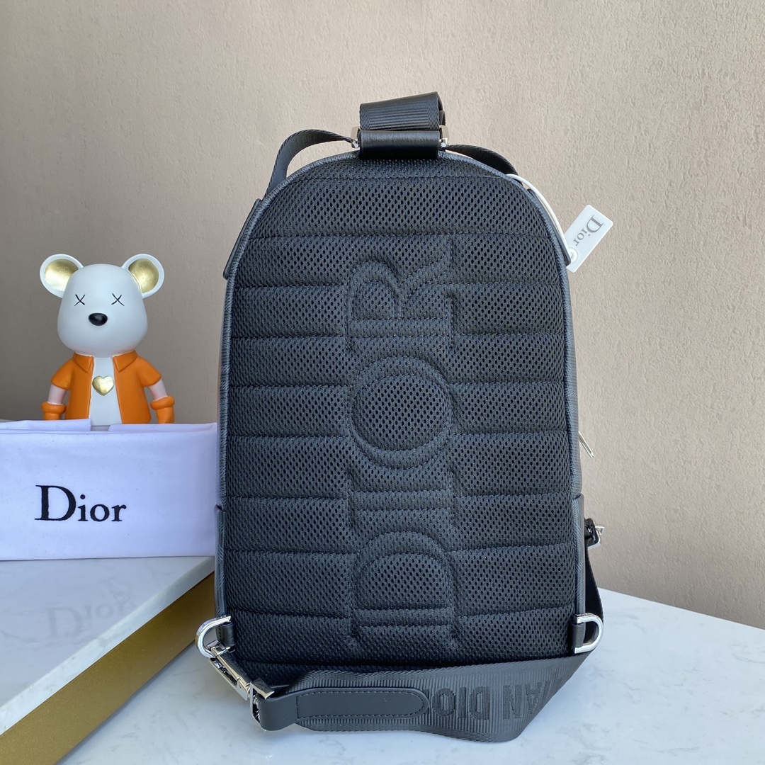 ディオー ミニRiderシングルショルダーバッグ：Riderダブルショルダーバックパックをインスピレーションに、ディオーブラックキャンバス仕様、CD Diamond柄で飾り、Diorロゴ付きジップポケット、タブレット収納可、持ち手と調整可能なショルダーストラップで3way背負い可能  