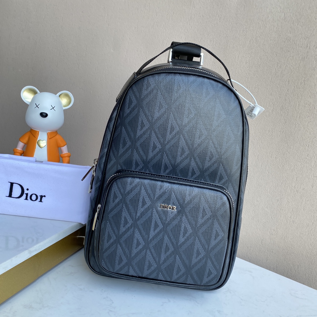 ディオー ミニRiderシングルショルダーバッグ：Riderダブルショルダーバックパックをインスピレーションに、ディオーブラックキャンバス仕様、CD Diamond柄で飾り、Diorロゴ付きジップポケット、タブレット収納可、持ち手と調整可能なショルダーストラップで3way背負い可能  