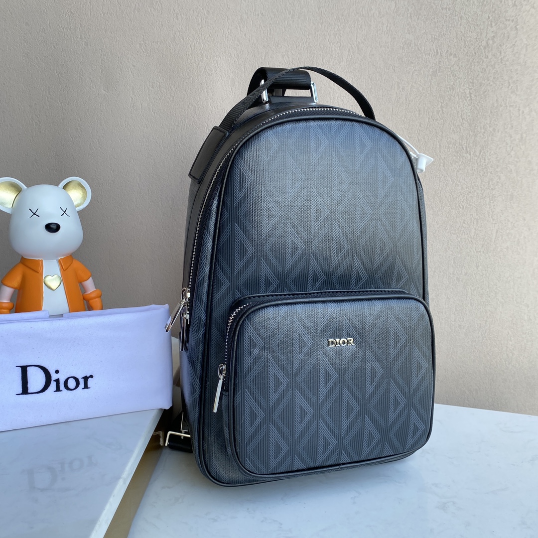 ディオー ミニRiderシングルショルダーバッグ：Riderダブルショルダーバックパックをインスピレーションに、ディオーブラックキャンバス仕様、CD Diamond柄で飾り、Diorロゴ付きジップポケット、タブレット収納可、持ち手と調整可能なショルダーストラップで3way背負い可能  