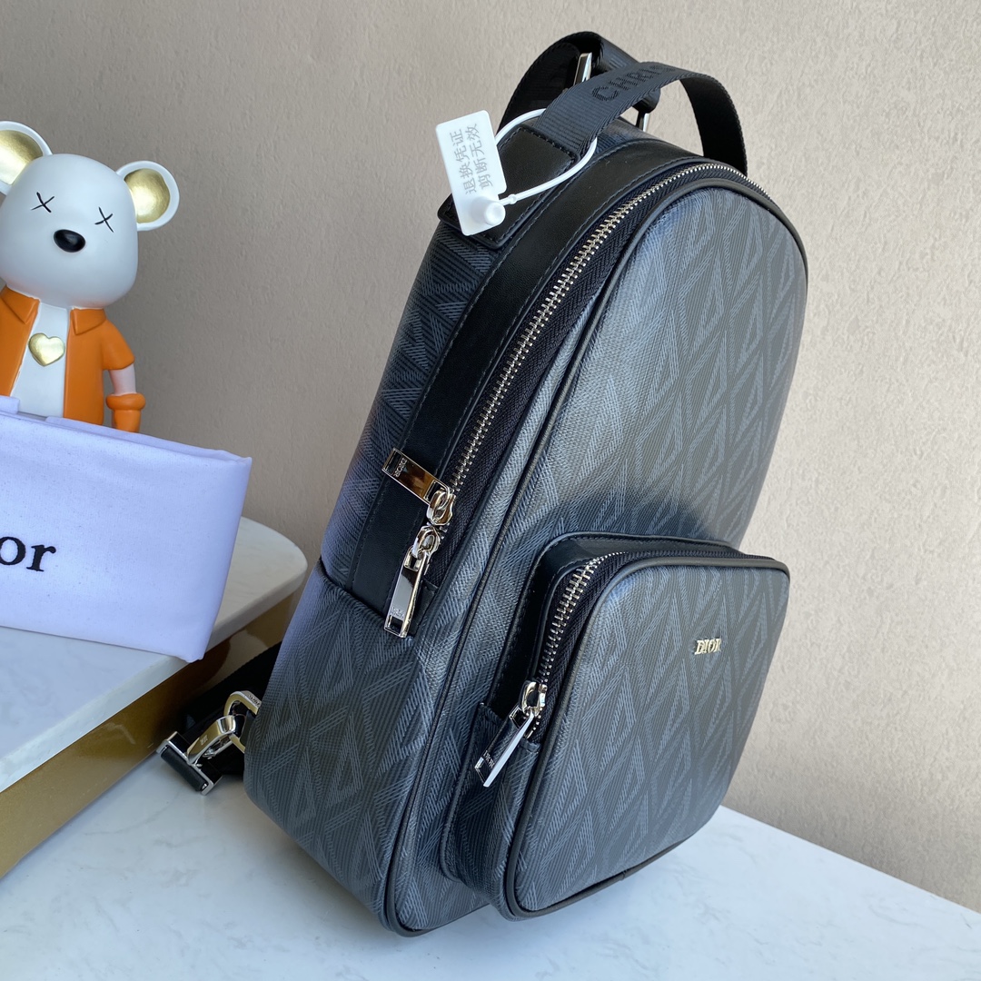 ディオー ミニRiderシングルショルダーバッグ：Riderダブルショルダーバックパックをインスピレーションに、ディオーブラックキャンバス仕様、CD Diamond柄で飾り、Diorロゴ付きジップポケット、タブレット収納可、持ち手と調整可能なショルダーストラップで3way背負い可能  