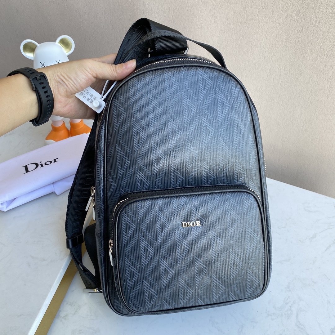 ディオー ミニRiderシングルショルダーバッグ：Riderダブルショルダーバックパックをインスピレーションに、ディオーブラックキャンバス仕様、CD Diamond柄で飾り、Diorロゴ付きジップポケット、タブレット収納可、持ち手と調整可能なショルダーストラップで3way背負い可能  