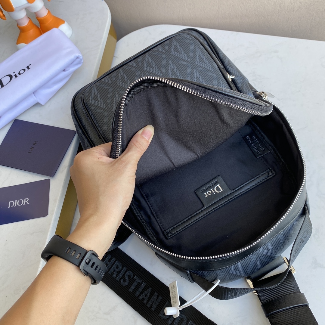 ディオー ミニRiderシングルショルダーバッグ：Riderダブルショルダーバックパックをインスピレーションに、ディオーブラックキャンバス仕様、CD Diamond柄で飾り、Diorロゴ付きジップポケット、タブレット収納可、持ち手と調整可能なショルダーストラップで3way背負い可能  