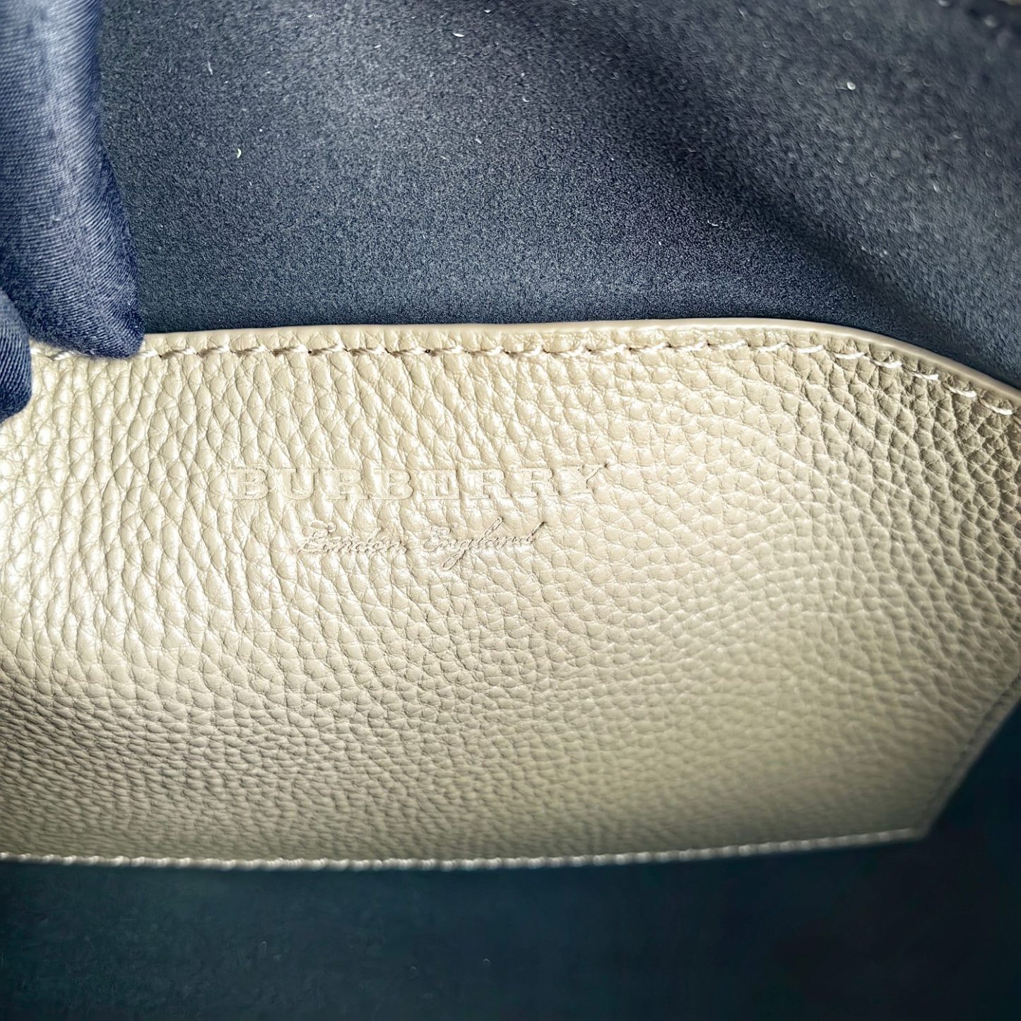 P480 バーバリー❗️ 全体が一等地のライチグレーンの柔らかい牛革で作られています！